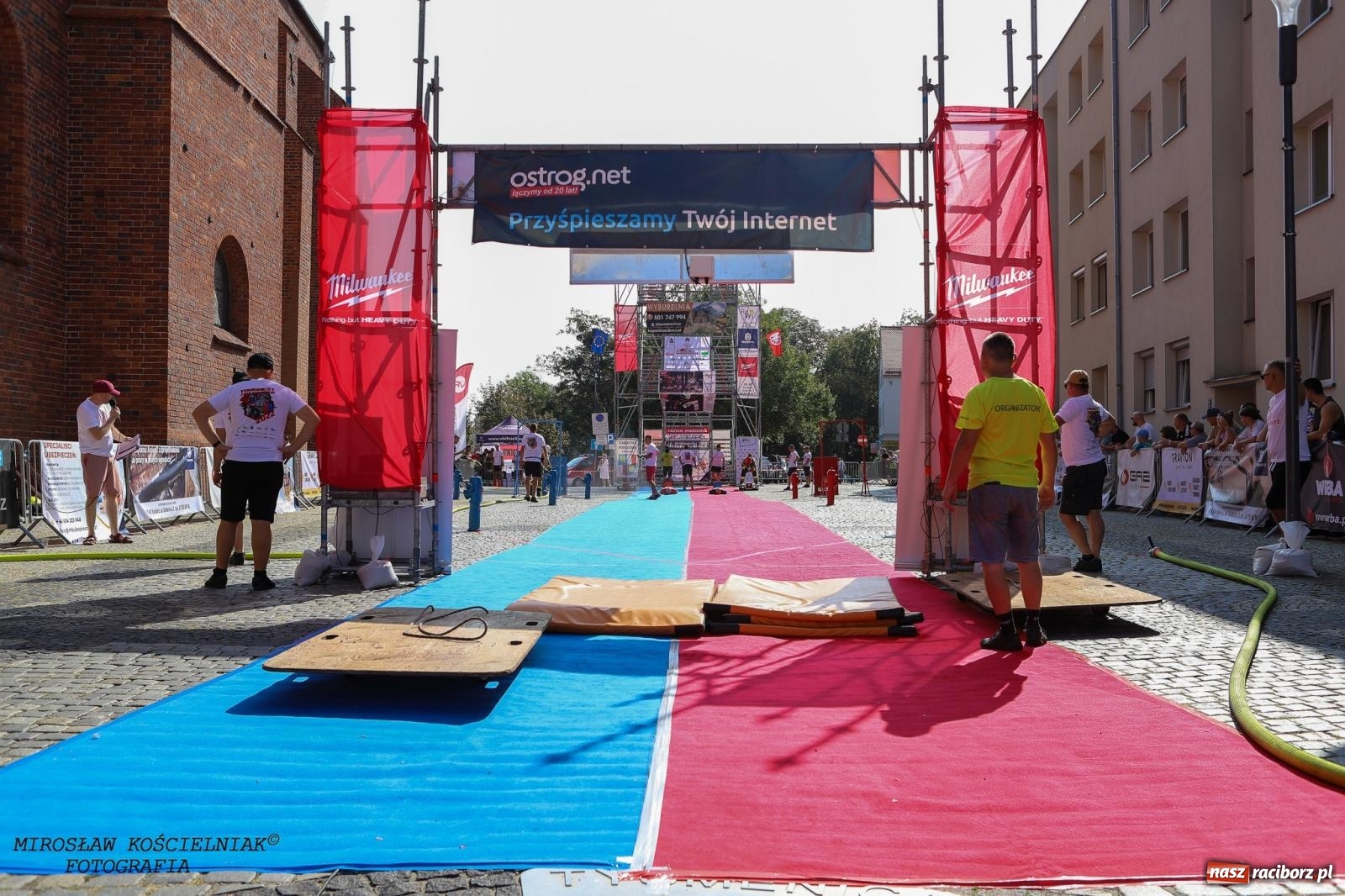 Zdjęcie w galerii na portalu naszraciborz.pl: Toughest Firefighter Racibórz 2024: Siła, wytrzymałość i duch strażackiej rywalizacji na placu Dominikańskim [FOTO i WIDEO] wiadomości z regionu