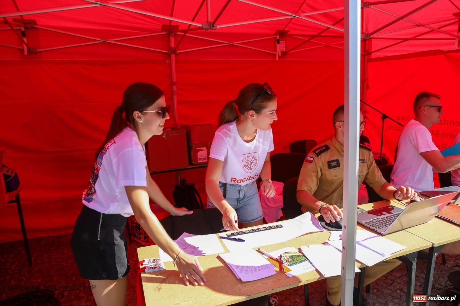 Zdjęcie w galerii na portalu naszraciborz.pl: Toughest Firefighter Racibórz 2024: Siła, wytrzymałość i duch strażackiej rywalizacji na placu Dominikańskim [FOTO i WIDEO] wiadomości z regionu