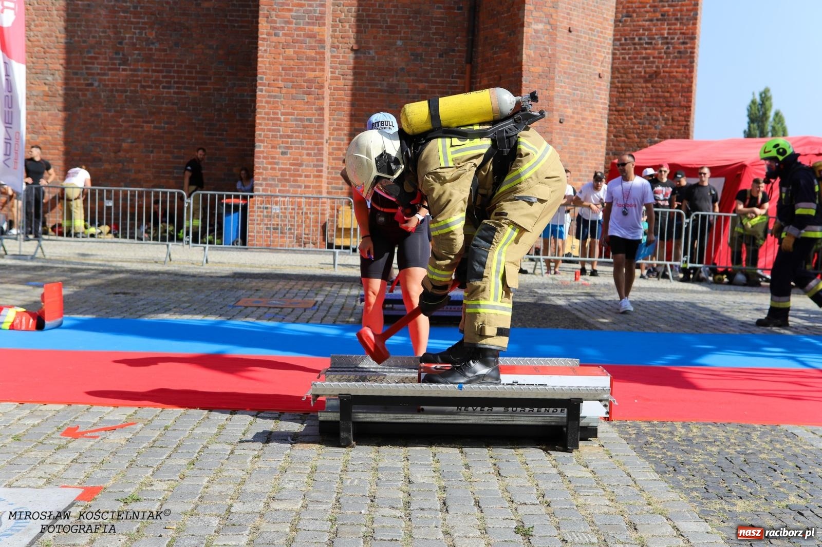 Zdjęcie w galerii na portalu naszraciborz.pl: Toughest Firefighter Racibórz 2024: Siła, wytrzymałość i duch strażackiej rywalizacji na placu Dominikańskim [FOTO i WIDEO] wiadomości z regionu
