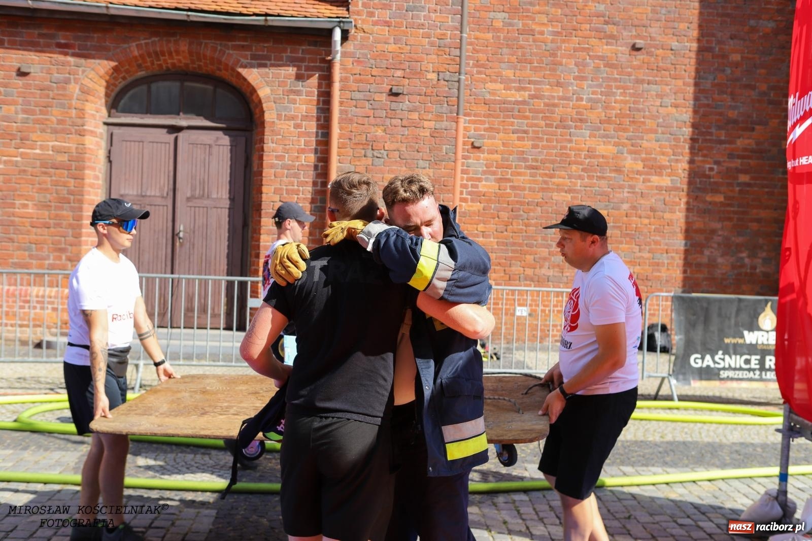 Zdjęcie w galerii na portalu naszraciborz.pl: Toughest Firefighter Racibórz 2024: Siła, wytrzymałość i duch strażackiej rywalizacji na placu Dominikańskim [FOTO i WIDEO] wiadomości z regionu