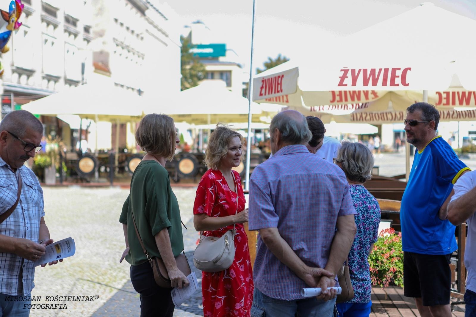 Zdjęcie w galerii na portalu naszraciborz.pl: Racibórz: Zbiórka podpisów pod obywatelskim projektem ustawy na rzecz budowy CPK wiadomości z regionu