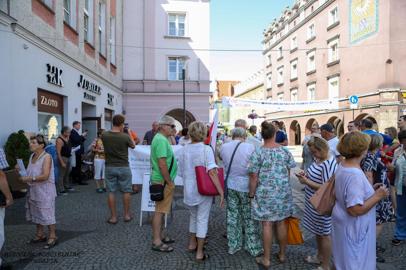 Zdjęcie w galerii na portalu naszraciborz.pl: Racibórz: Zbiórka podpisów pod obywatelskim projektem ustawy na rzecz budowy CPK wiadomości z regionu