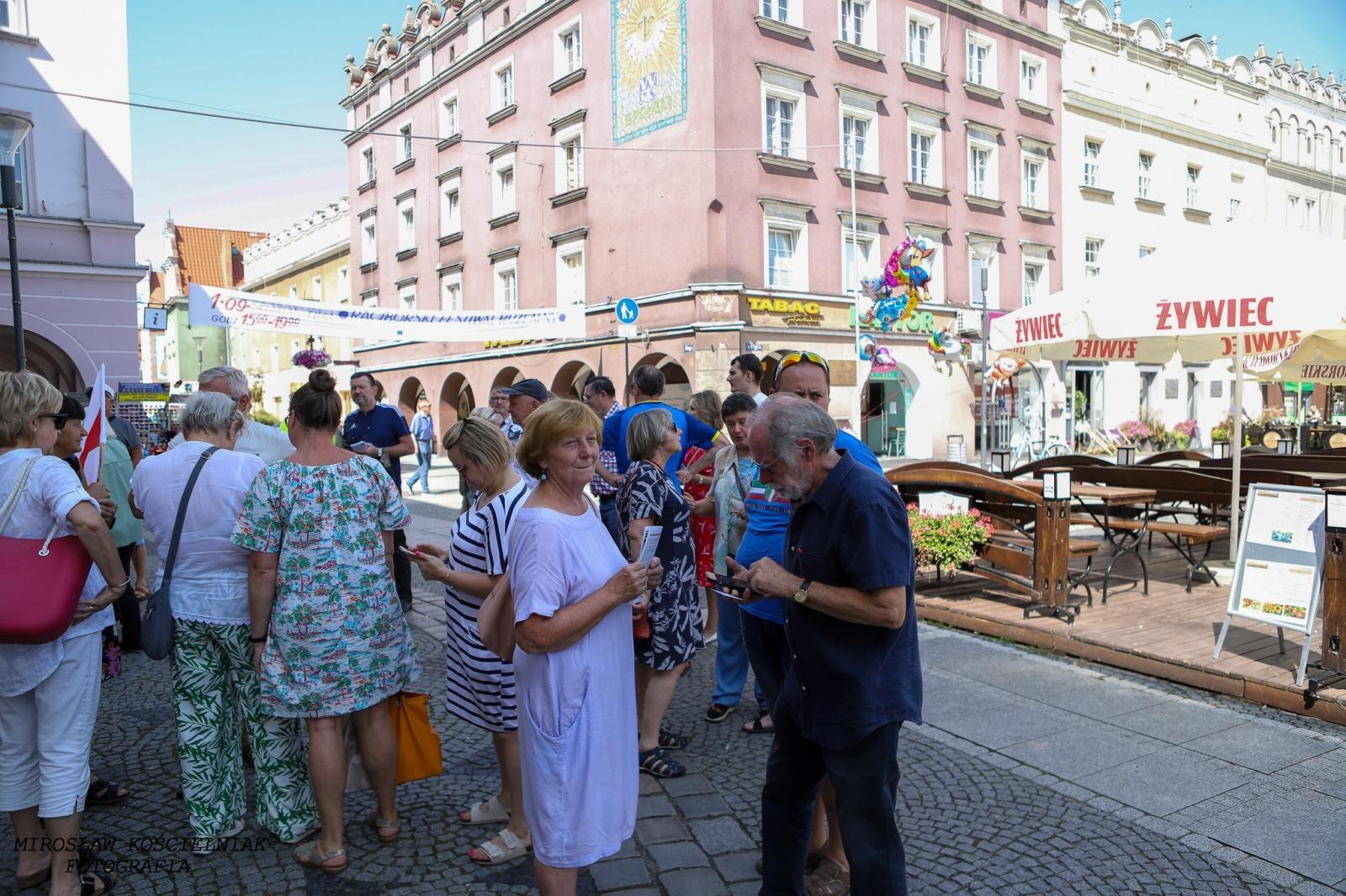 Zdjęcie w galerii na portalu naszraciborz.pl: Racibórz: Zbiórka podpisów pod obywatelskim projektem ustawy na rzecz budowy CPK wiadomości z regionu