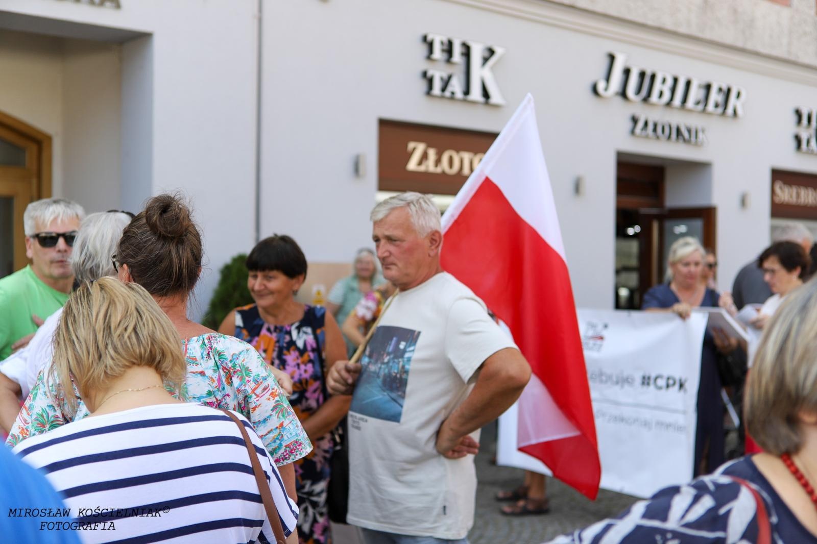 Zdjęcie w galerii na portalu naszraciborz.pl: Racibórz: Zbiórka podpisów pod obywatelskim projektem ustawy na rzecz budowy CPK wiadomości z regionu