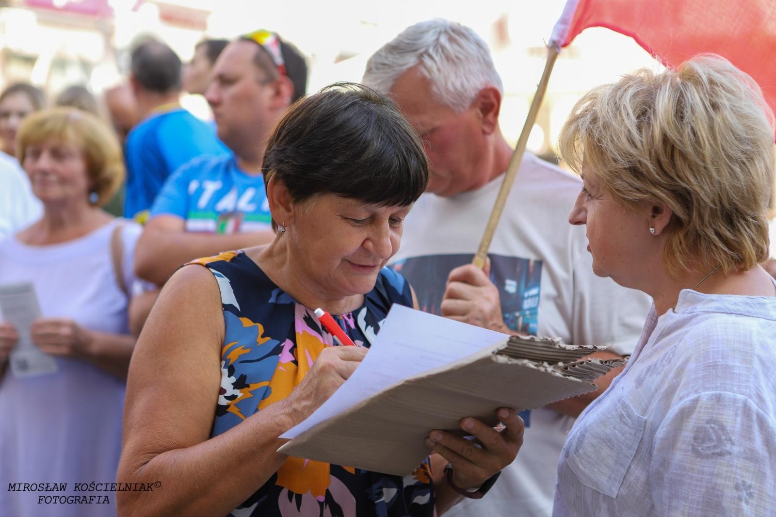 Zdjęcie w galerii na portalu naszraciborz.pl: Racibórz: Zbiórka podpisów pod obywatelskim projektem ustawy na rzecz budowy CPK wiadomości z regionu