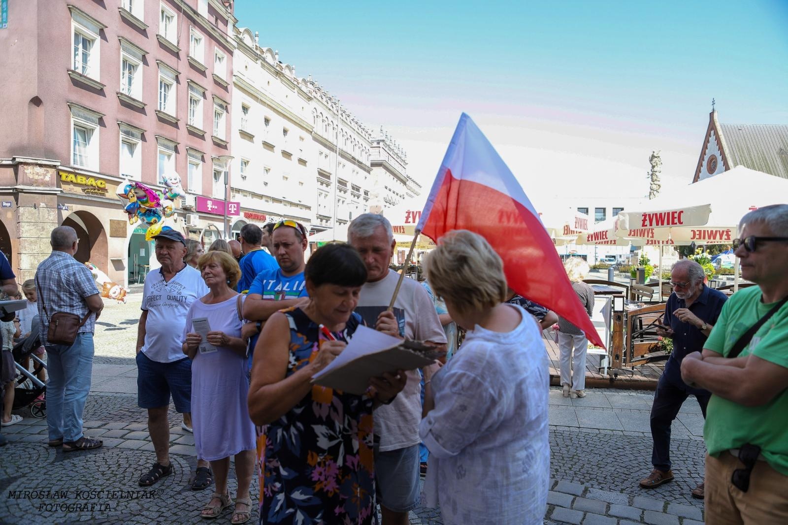 Zdjęcie w galerii na portalu naszraciborz.pl: Racibórz: Zbiórka podpisów pod obywatelskim projektem ustawy na rzecz budowy CPK wiadomości z regionu