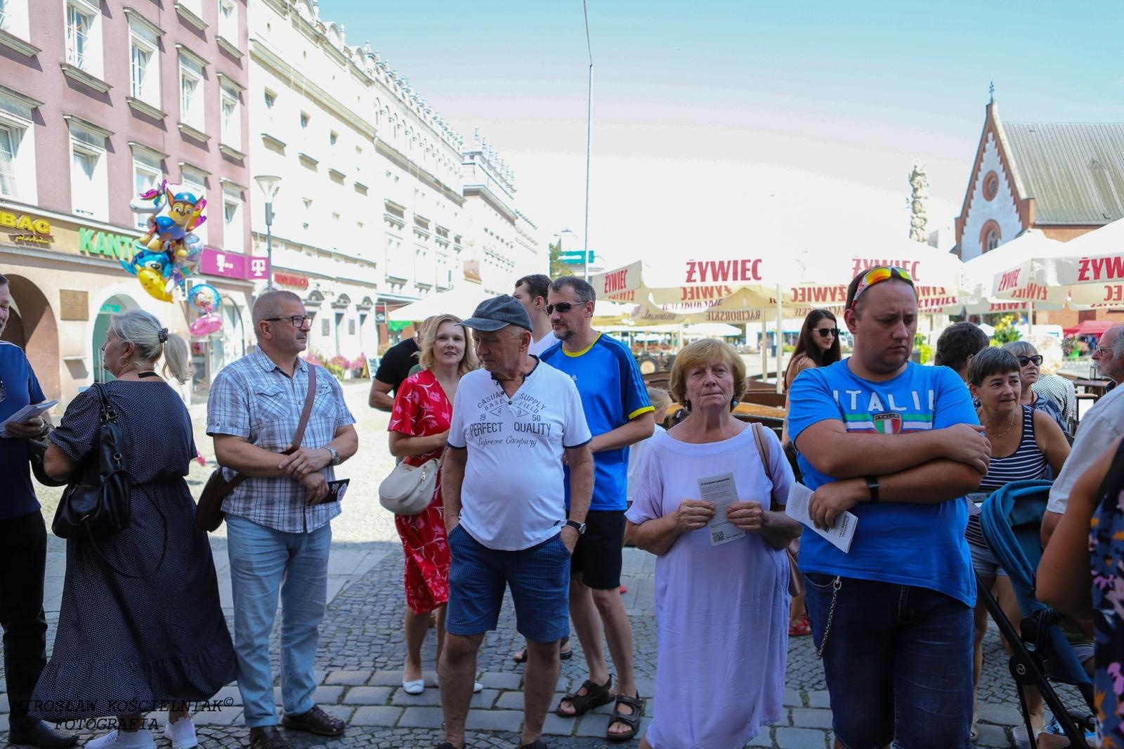 Zdjęcie w galerii na portalu naszraciborz.pl: Racibórz: Zbiórka podpisów pod obywatelskim projektem ustawy na rzecz budowy CPK wiadomości z regionu