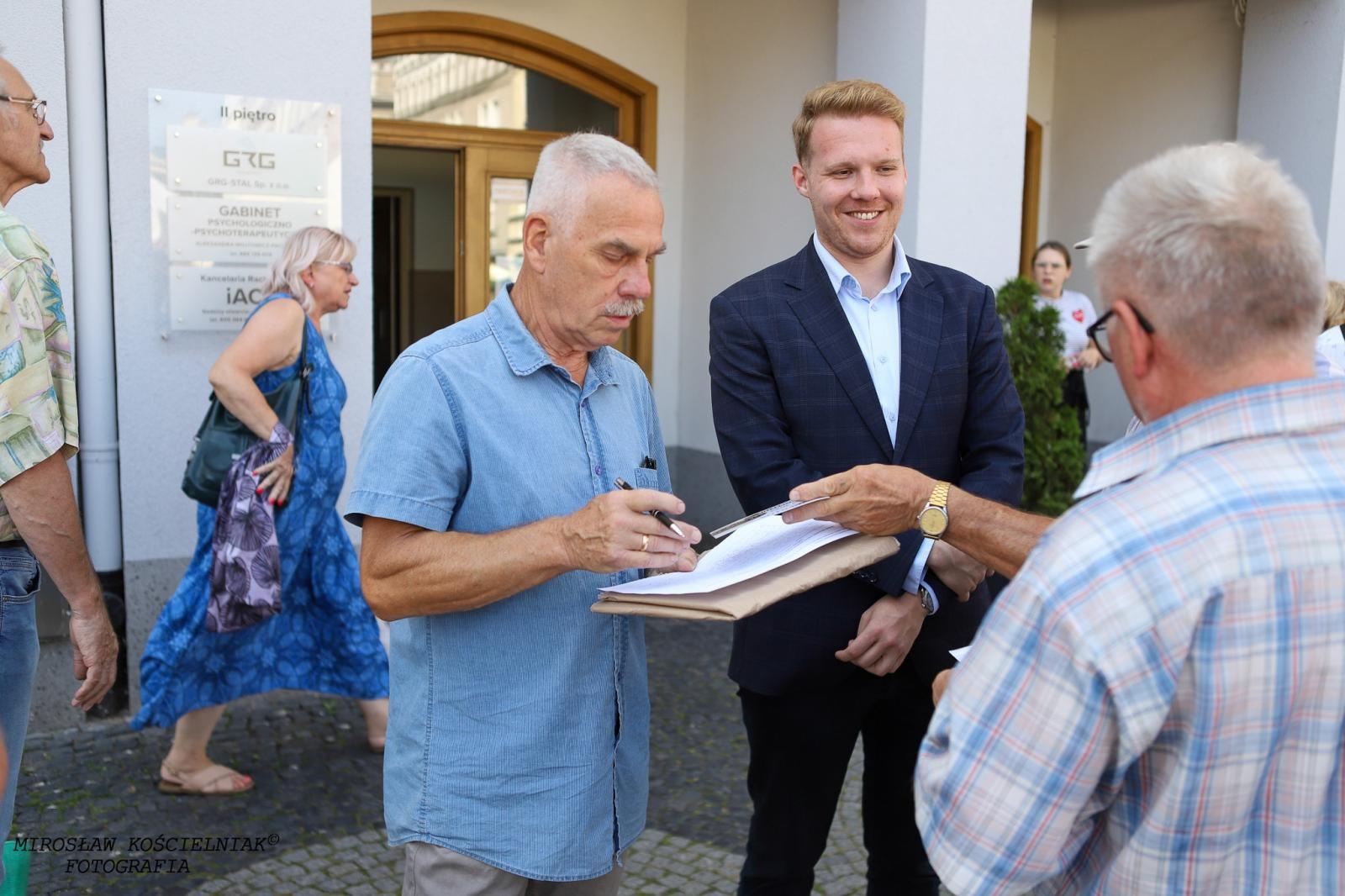 Zdjęcie w galerii na portalu naszraciborz.pl: Racibórz: Zbiórka podpisów pod obywatelskim projektem ustawy na rzecz budowy CPK wiadomości z regionu
