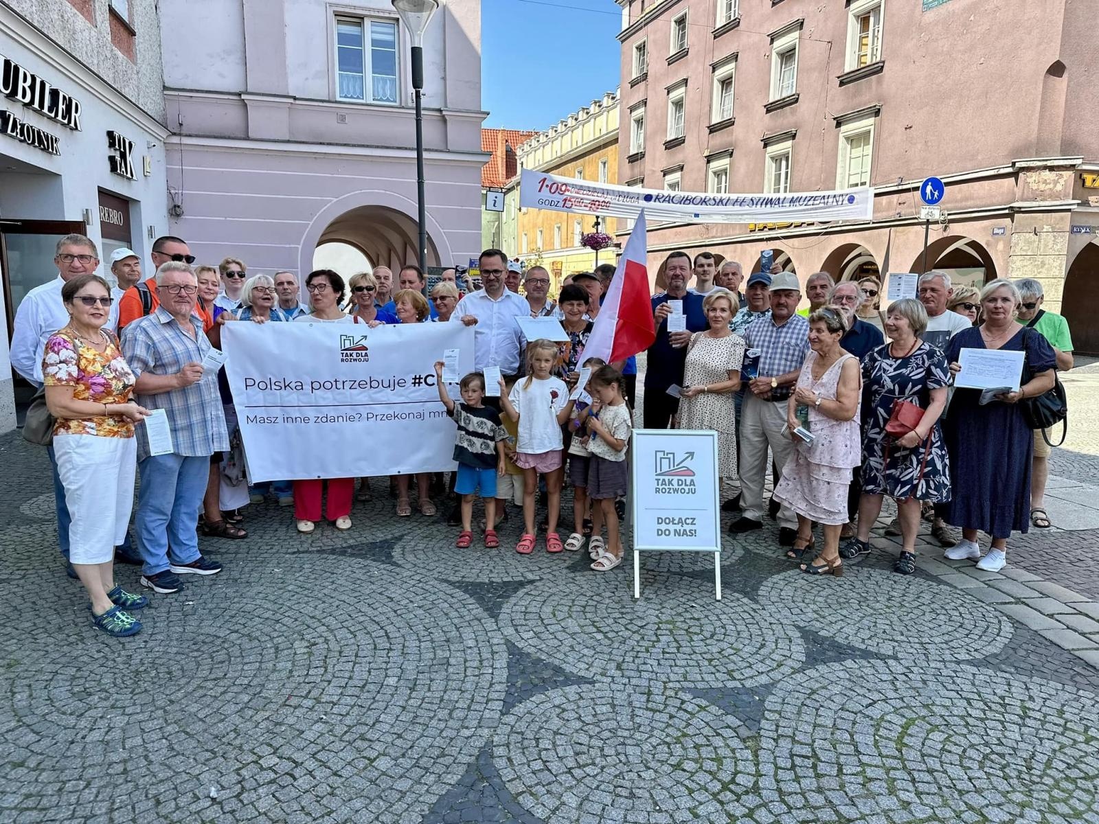 Zdjęcie w galerii na portalu naszraciborz.pl: Racibórz: Zbiórka podpisów pod obywatelskim projektem ustawy na rzecz budowy CPK wiadomości z regionu