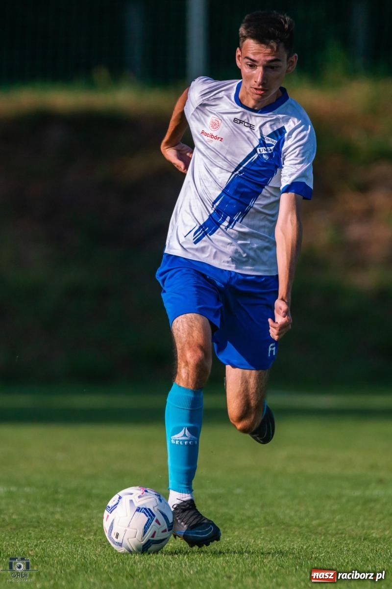 Zdjęcie w galerii na portalu naszraciborz.pl: Patryk Rybczyński bohaterem Unii Racibórz. Pierwsze punkty raciborzan [FOTO] wiadomości z regionu