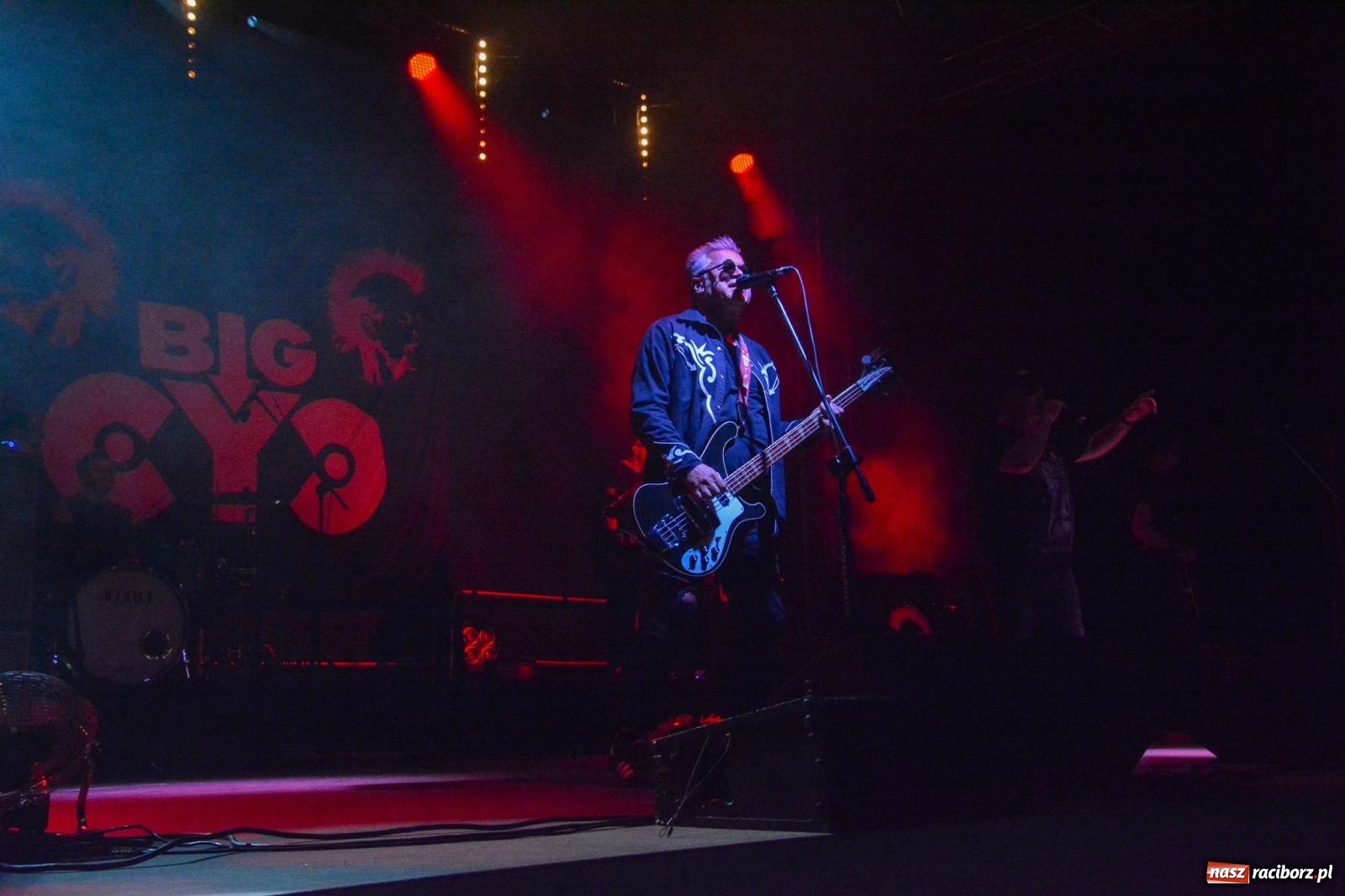 Zdjęcie w galerii na portalu naszraciborz.pl: Big Cyc porwał tłumy na raciborskim zamku: Koncert legendy rocka zakończył 32. strażacki Memoriał [FOTO i WIDEO] wiadomości z regionu