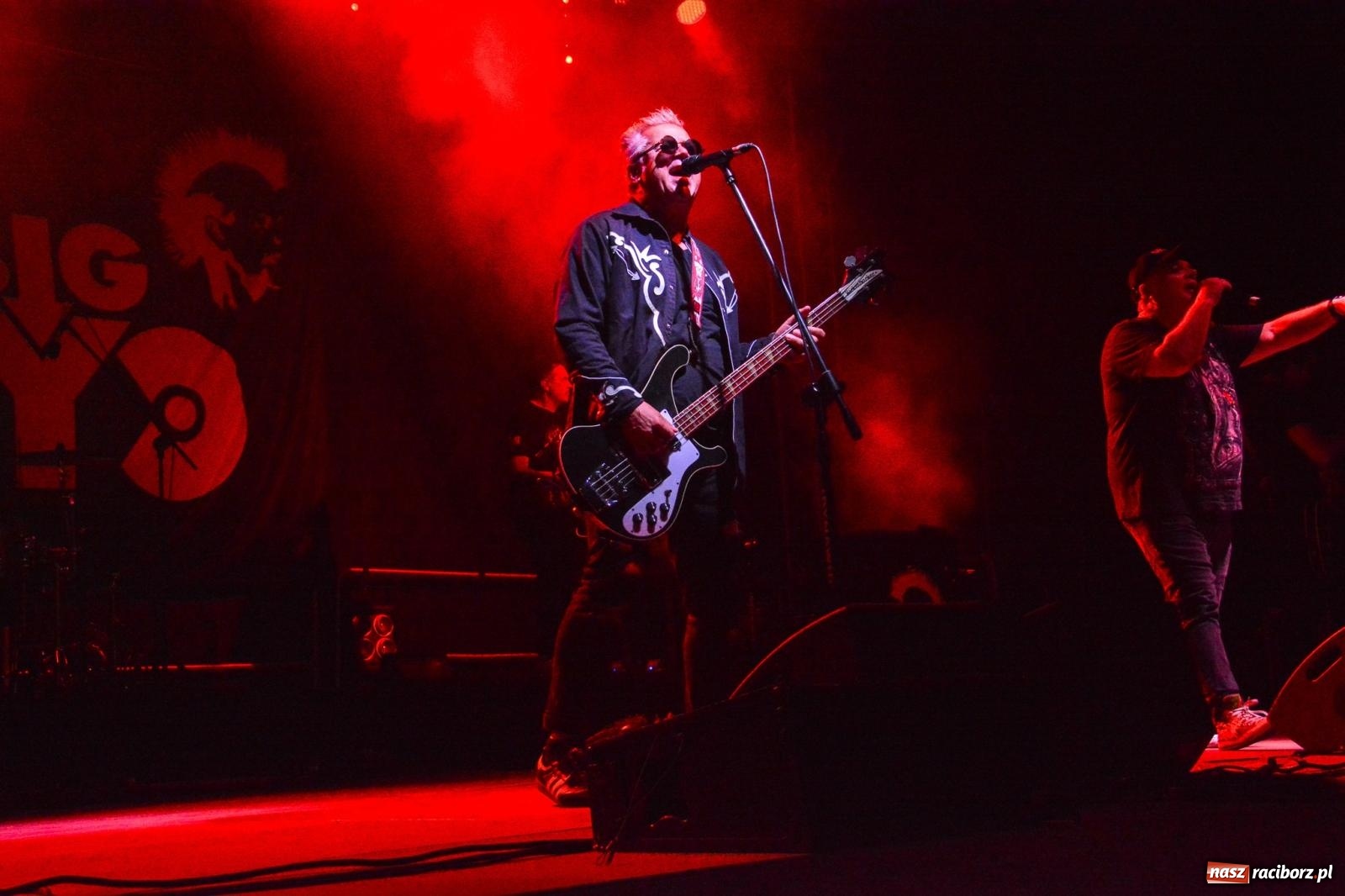 Zdjęcie w galerii na portalu naszraciborz.pl: Big Cyc porwał tłumy na raciborskim zamku: Koncert legendy rocka zakończył 32. strażacki Memoriał [FOTO i WIDEO] wiadomości z regionu