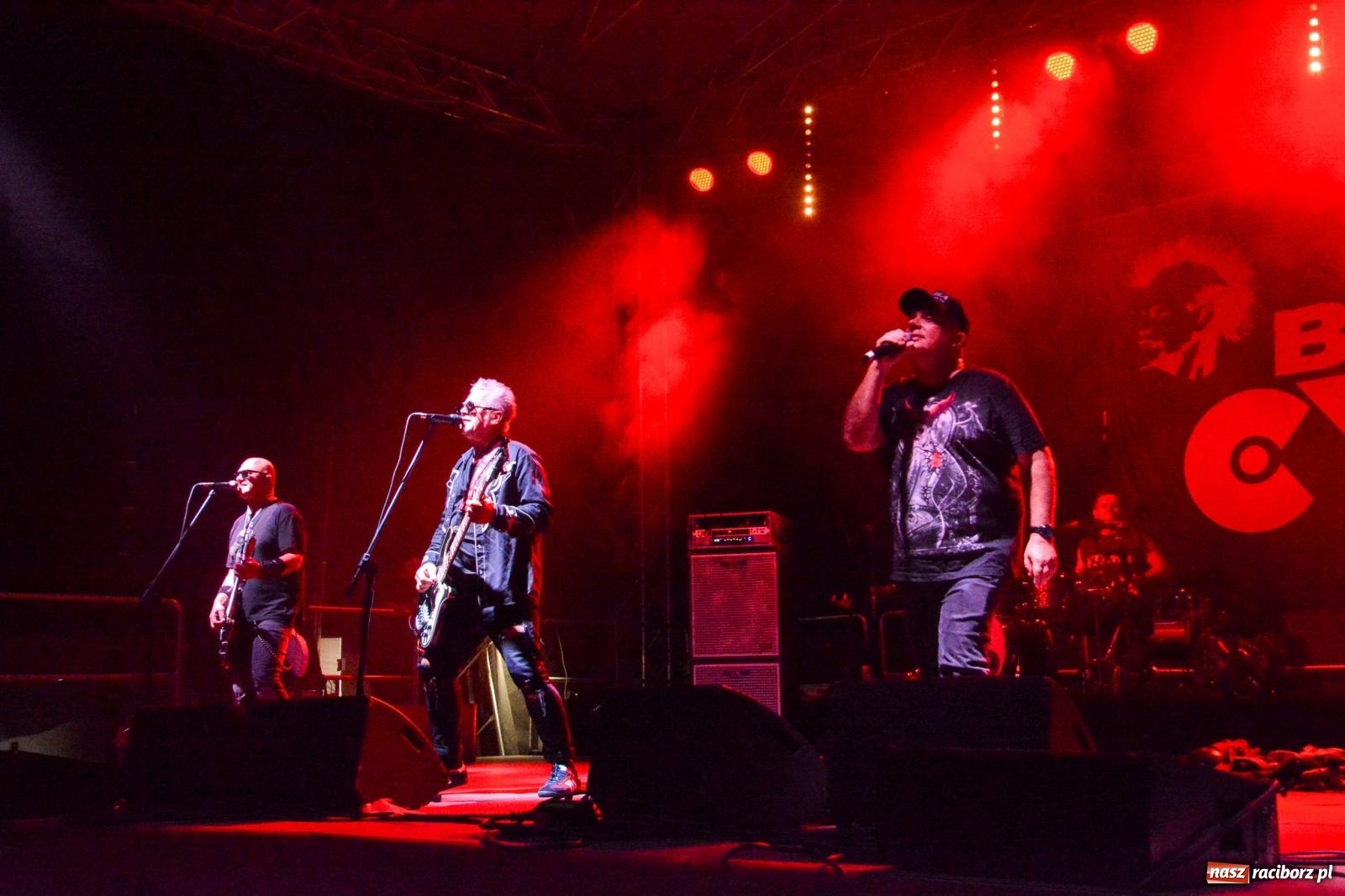 Zdjęcie w galerii na portalu naszraciborz.pl: Big Cyc porwał tłumy na raciborskim zamku: Koncert legendy rocka zakończył 32. strażacki Memoriał [FOTO i WIDEO] wiadomości z regionu