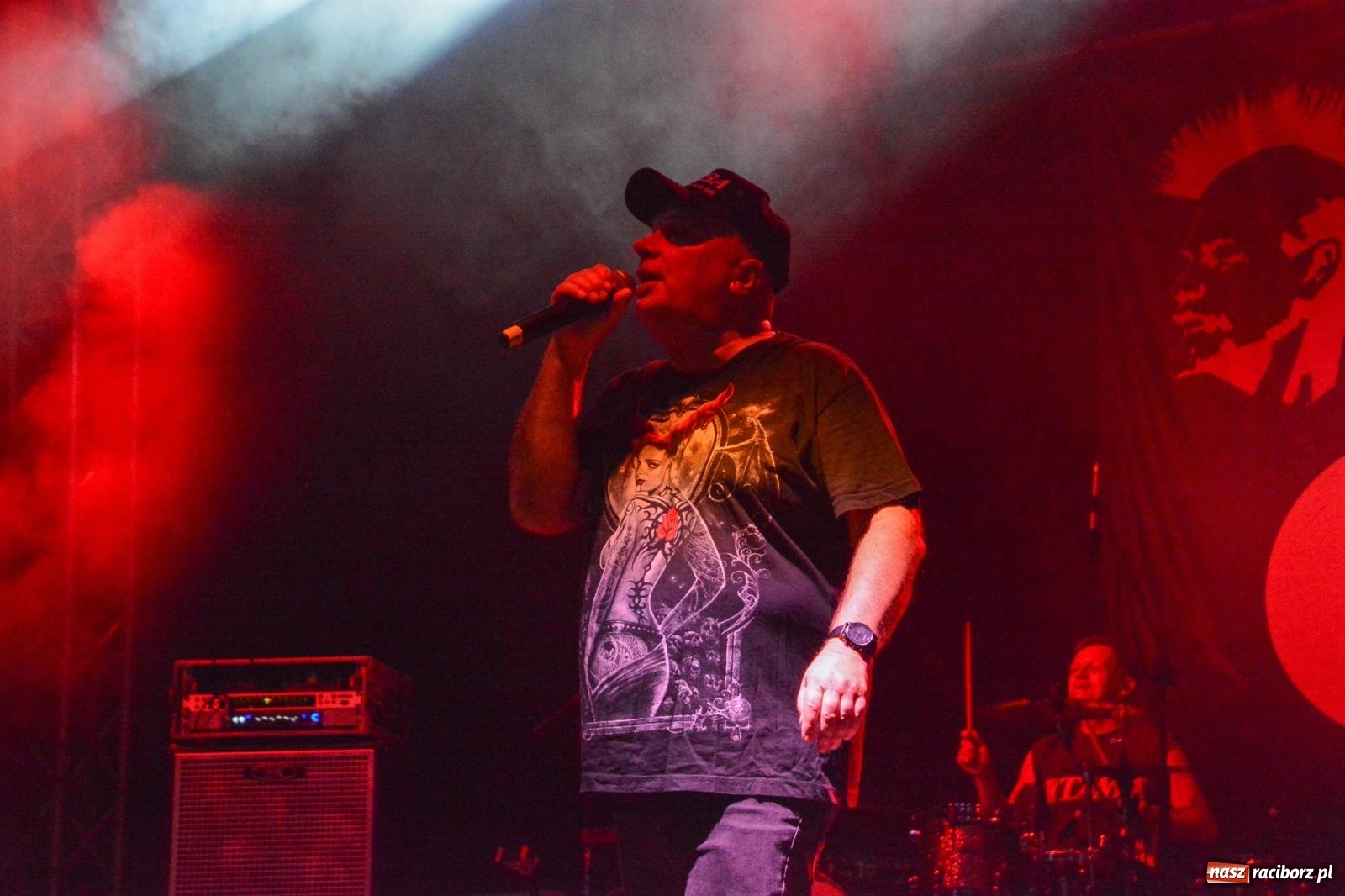 Zdjęcie w galerii na portalu naszraciborz.pl: Big Cyc porwał tłumy na raciborskim zamku: Koncert legendy rocka zakończył 32. strażacki Memoriał [FOTO i WIDEO] wiadomości z regionu