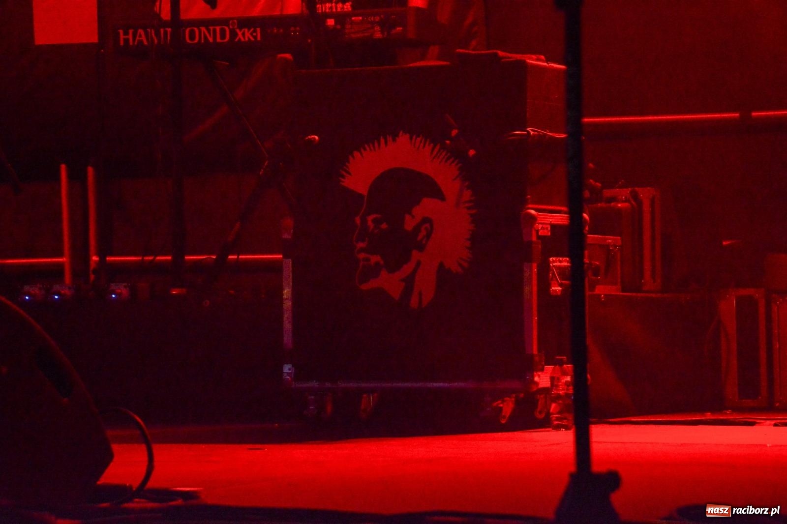 Zdjęcie w galerii na portalu naszraciborz.pl: Big Cyc porwał tłumy na raciborskim zamku: Koncert legendy rocka zakończył 32. strażacki Memoriał [FOTO i WIDEO] wiadomości z regionu