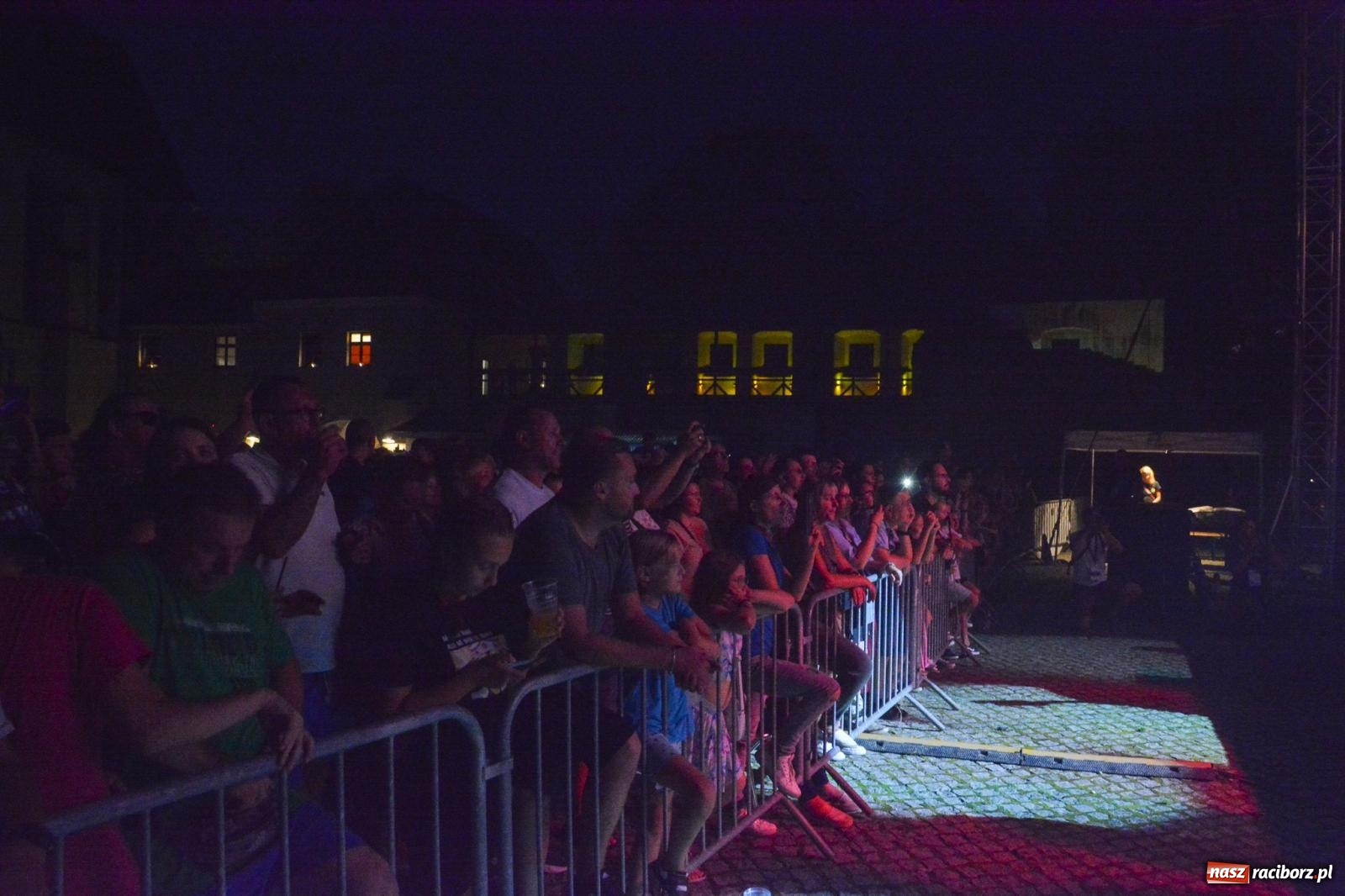 Zdjęcie w galerii na portalu naszraciborz.pl: Big Cyc porwał tłumy na raciborskim zamku: Koncert legendy rocka zakończył 32. strażacki Memoriał [FOTO i WIDEO] wiadomości z regionu
