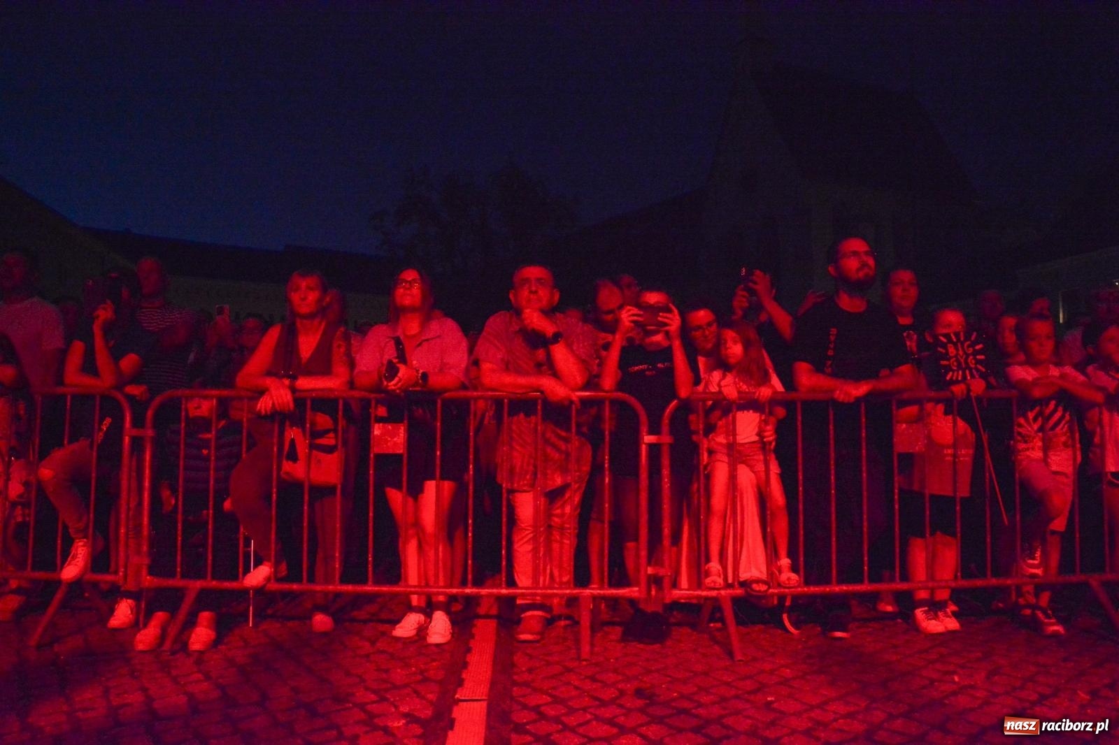 Zdjęcie w galerii na portalu naszraciborz.pl: Big Cyc porwał tłumy na raciborskim zamku: Koncert legendy rocka zakończył 32. strażacki Memoriał [FOTO i WIDEO] wiadomości z regionu