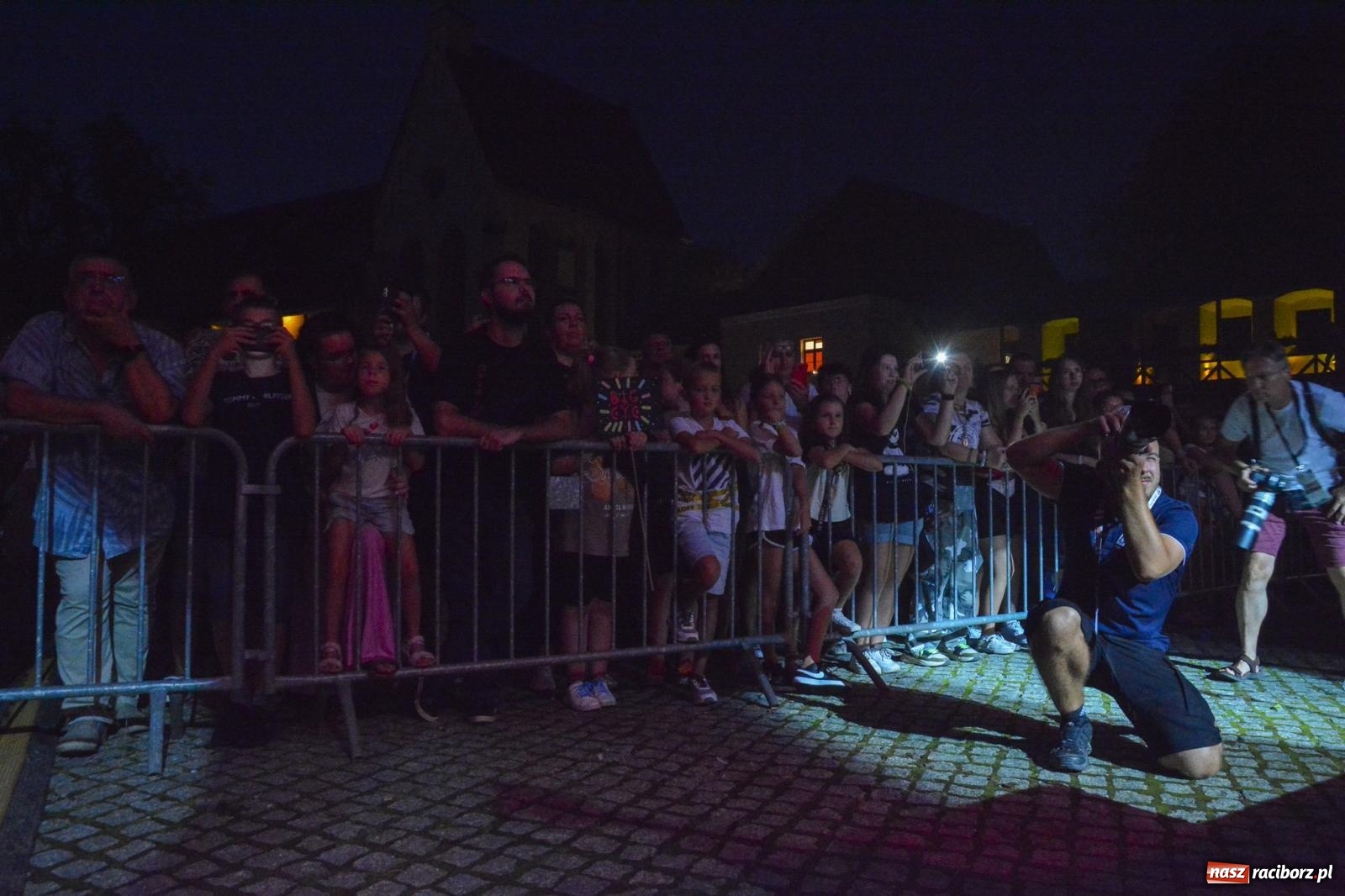 Zdjęcie w galerii na portalu naszraciborz.pl: Big Cyc porwał tłumy na raciborskim zamku: Koncert legendy rocka zakończył 32. strażacki Memoriał [FOTO i WIDEO] wiadomości z regionu