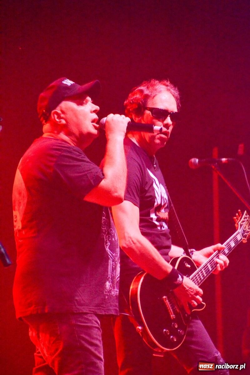 Zdjęcie w galerii na portalu naszraciborz.pl: Big Cyc porwał tłumy na raciborskim zamku: Koncert legendy rocka zakończył 32. strażacki Memoriał [FOTO i WIDEO] wiadomości z regionu