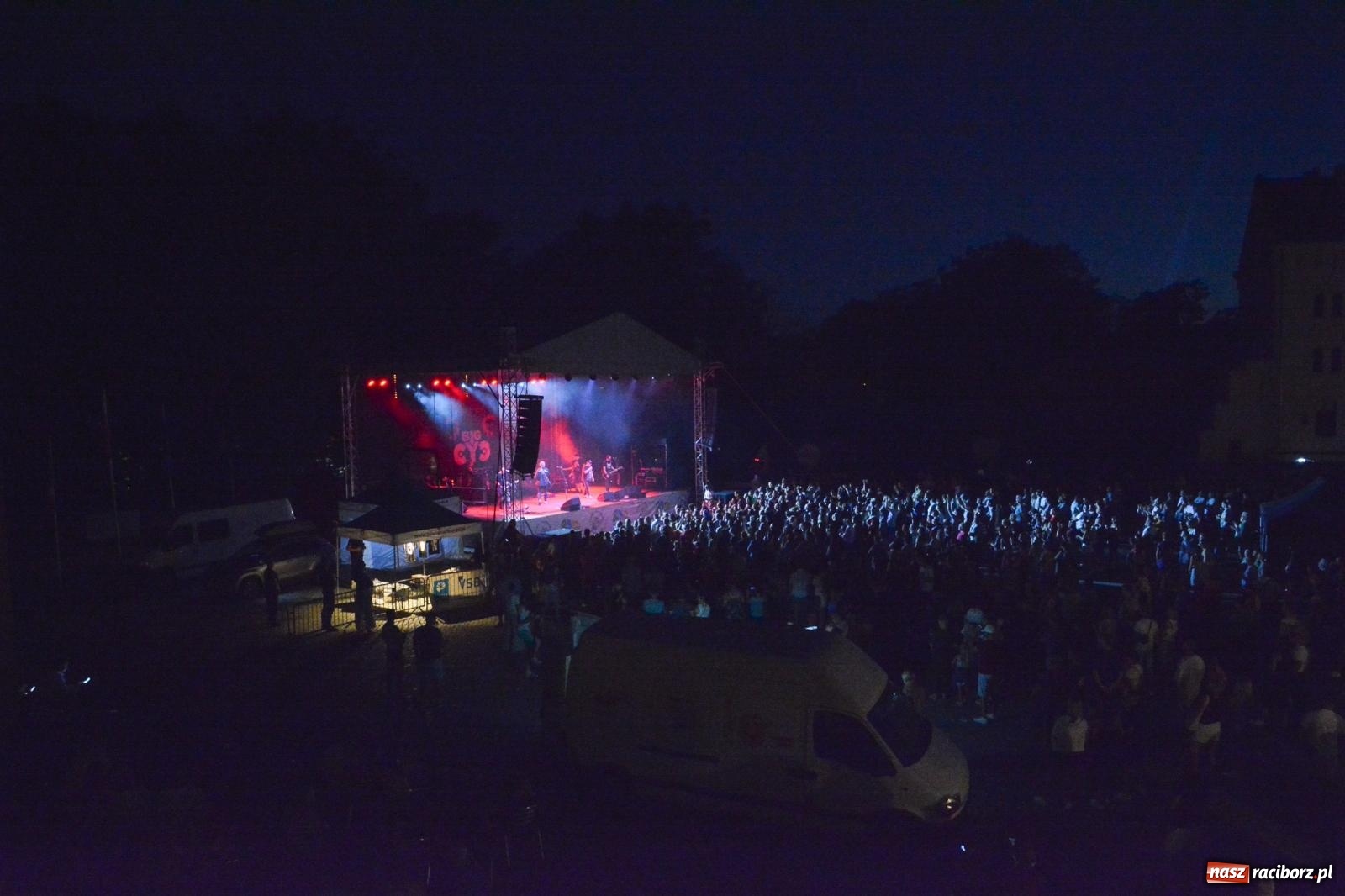Zdjęcie w galerii na portalu naszraciborz.pl: Big Cyc porwał tłumy na raciborskim zamku: Koncert legendy rocka zakończył 32. strażacki Memoriał [FOTO i WIDEO] wiadomości z regionu