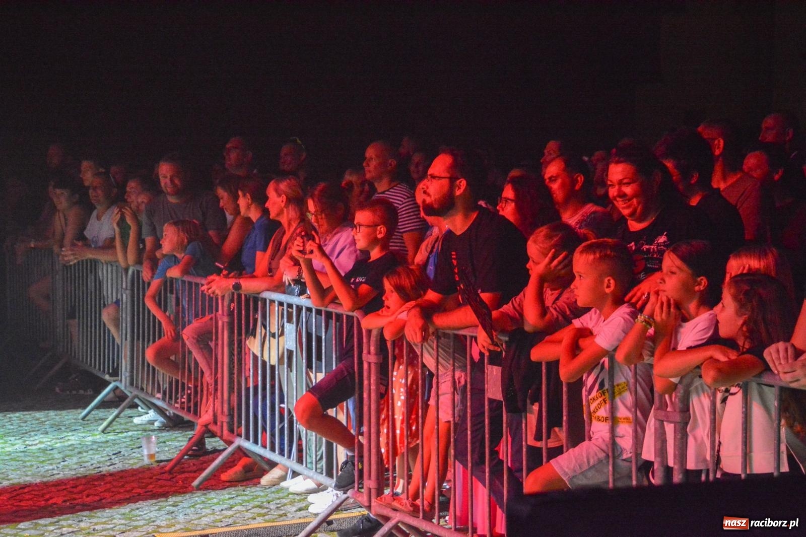Zdjęcie w galerii na portalu naszraciborz.pl: Big Cyc porwał tłumy na raciborskim zamku: Koncert legendy rocka zakończył 32. strażacki Memoriał [FOTO i WIDEO] wiadomości z regionu