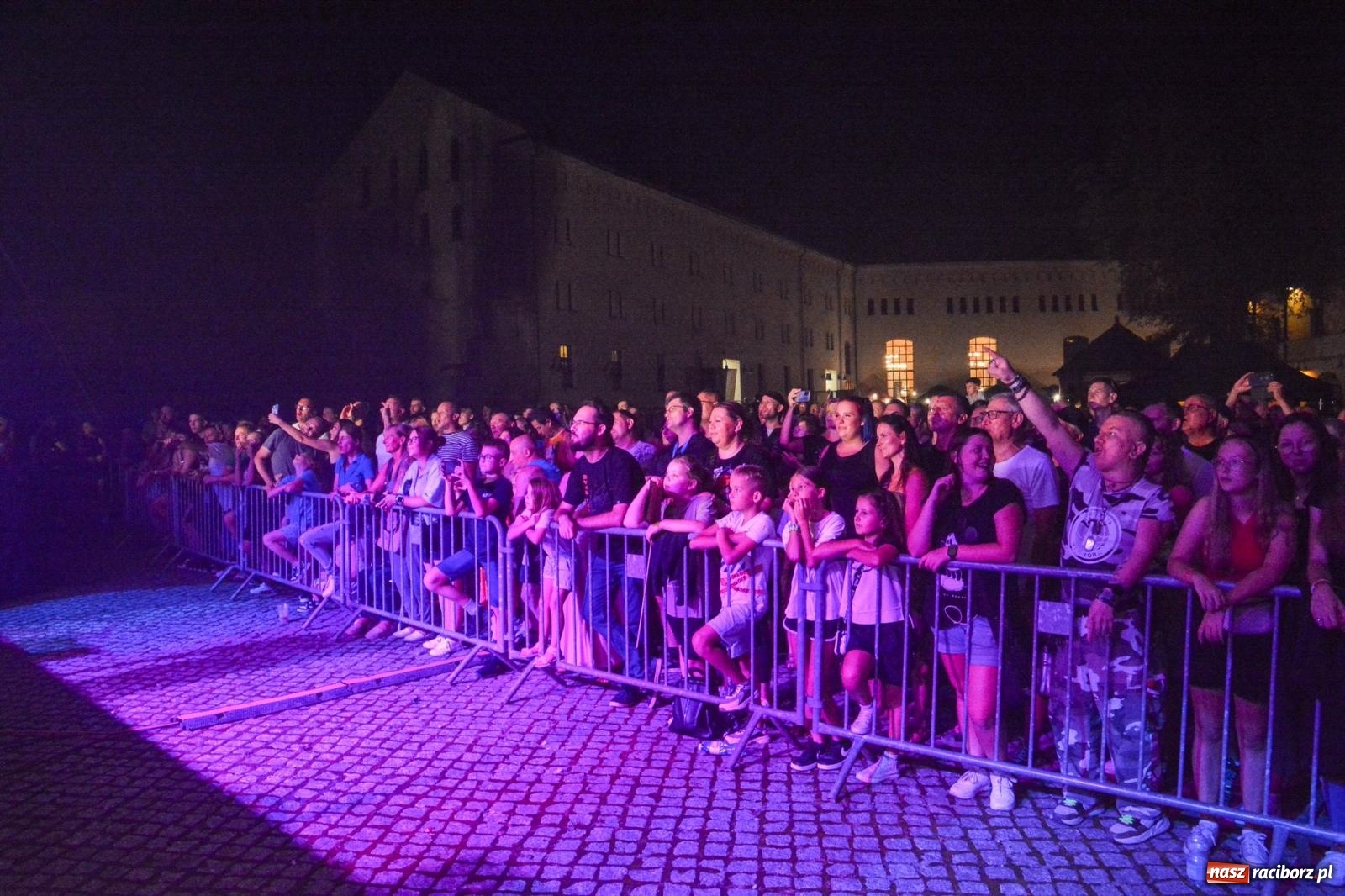 Zdjęcie w galerii na portalu naszraciborz.pl: Big Cyc porwał tłumy na raciborskim zamku: Koncert legendy rocka zakończył 32. strażacki Memoriał [FOTO i WIDEO] wiadomości z regionu