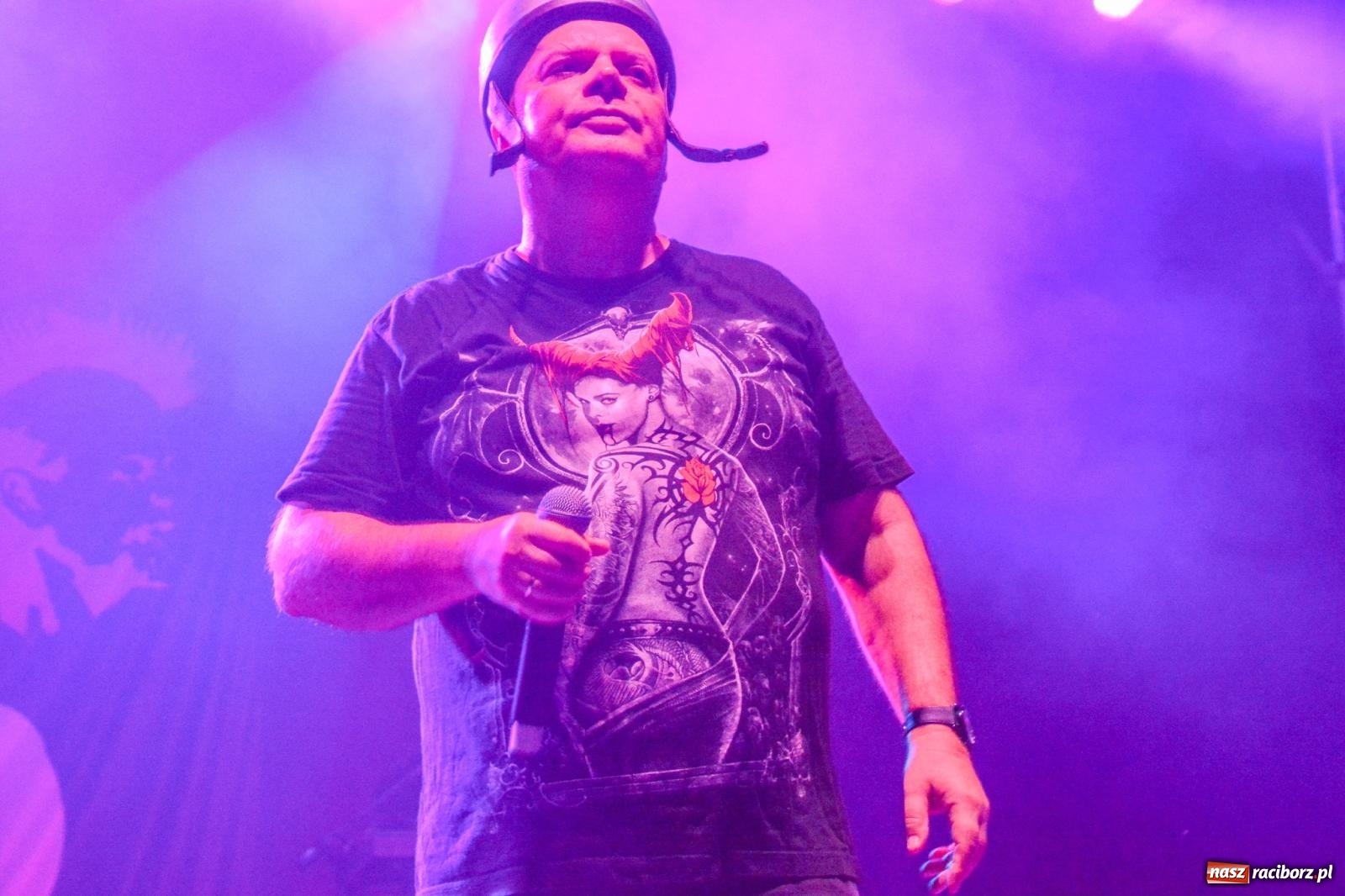 Zdjęcie w galerii na portalu naszraciborz.pl: Big Cyc porwał tłumy na raciborskim zamku: Koncert legendy rocka zakończył 32. strażacki Memoriał [FOTO i WIDEO] wiadomości z regionu