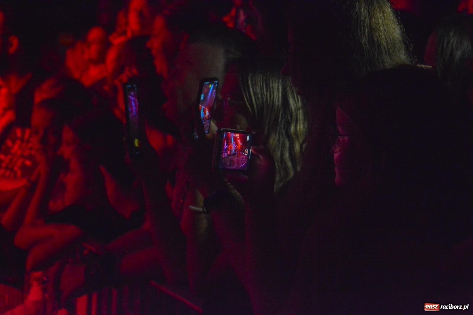 Zdjęcie w galerii na portalu naszraciborz.pl: Big Cyc porwał tłumy na raciborskim zamku: Koncert legendy rocka zakończył 32. strażacki Memoriał [FOTO i WIDEO] wiadomości z regionu