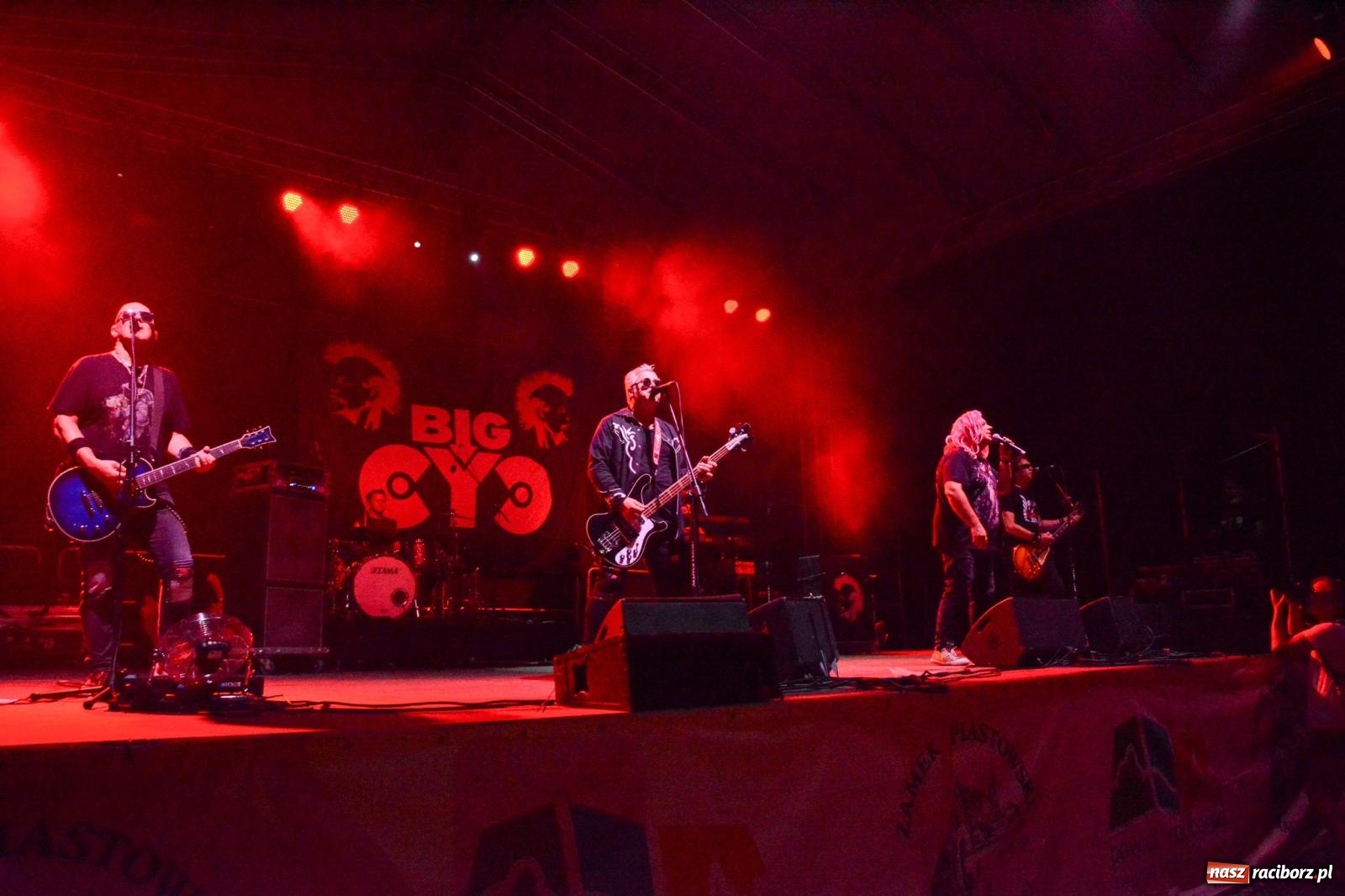 Zdjęcie w galerii na portalu naszraciborz.pl: Big Cyc porwał tłumy na raciborskim zamku: Koncert legendy rocka zakończył 32. strażacki Memoriał [FOTO i WIDEO] wiadomości z regionu