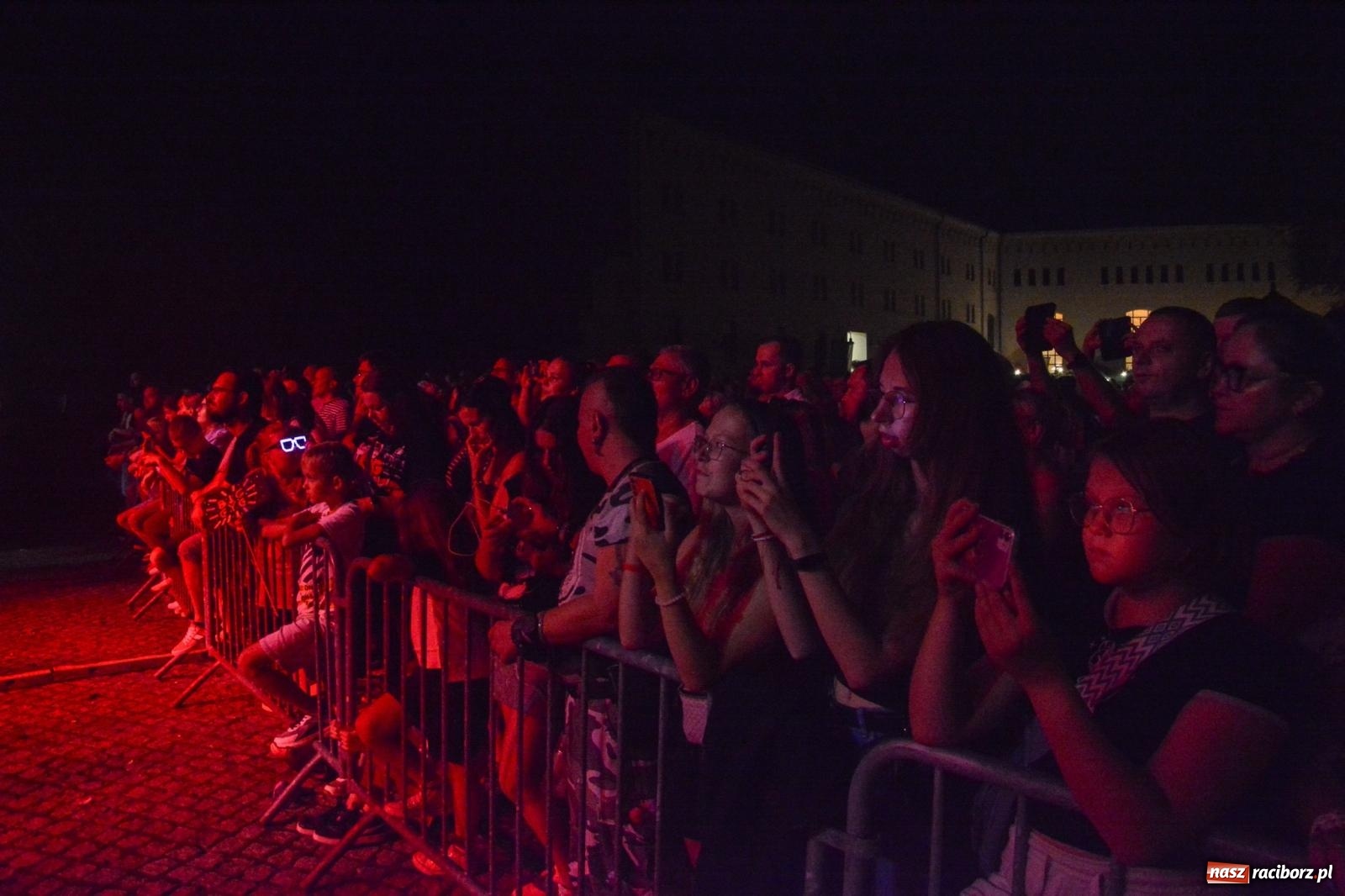 Zdjęcie w galerii na portalu naszraciborz.pl: Big Cyc porwał tłumy na raciborskim zamku: Koncert legendy rocka zakończył 32. strażacki Memoriał [FOTO i WIDEO] wiadomości z regionu