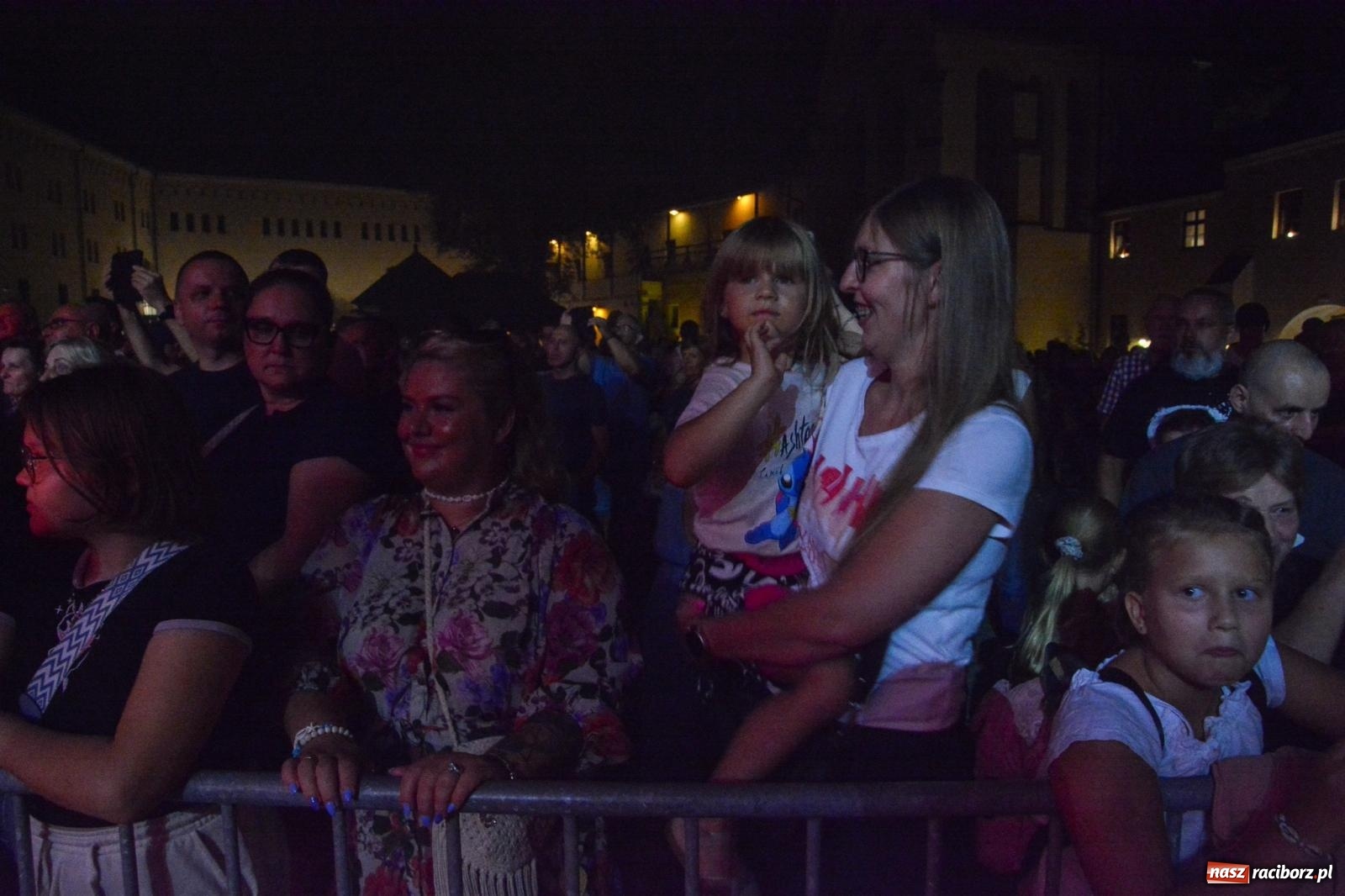 Zdjęcie w galerii na portalu naszraciborz.pl: Big Cyc porwał tłumy na raciborskim zamku: Koncert legendy rocka zakończył 32. strażacki Memoriał [FOTO i WIDEO] wiadomości z regionu
