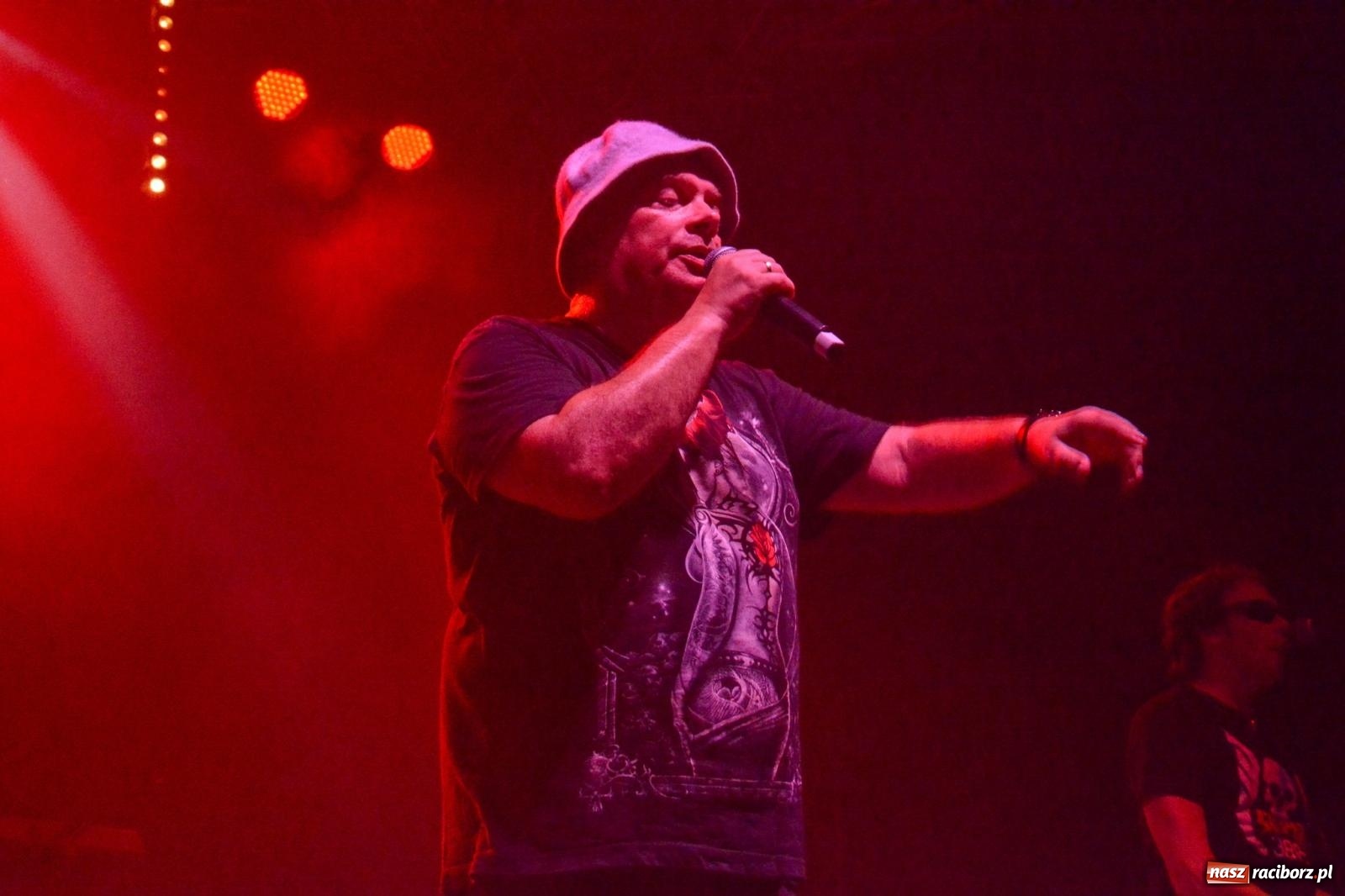 Zdjęcie w galerii na portalu naszraciborz.pl: Big Cyc porwał tłumy na raciborskim zamku: Koncert legendy rocka zakończył 32. strażacki Memoriał [FOTO i WIDEO] wiadomości z regionu