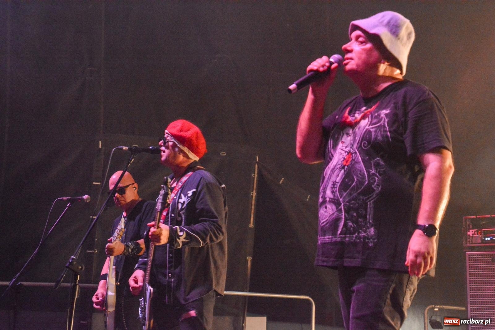 Zdjęcie w galerii na portalu naszraciborz.pl: Big Cyc porwał tłumy na raciborskim zamku: Koncert legendy rocka zakończył 32. strażacki Memoriał [FOTO i WIDEO] wiadomości z regionu