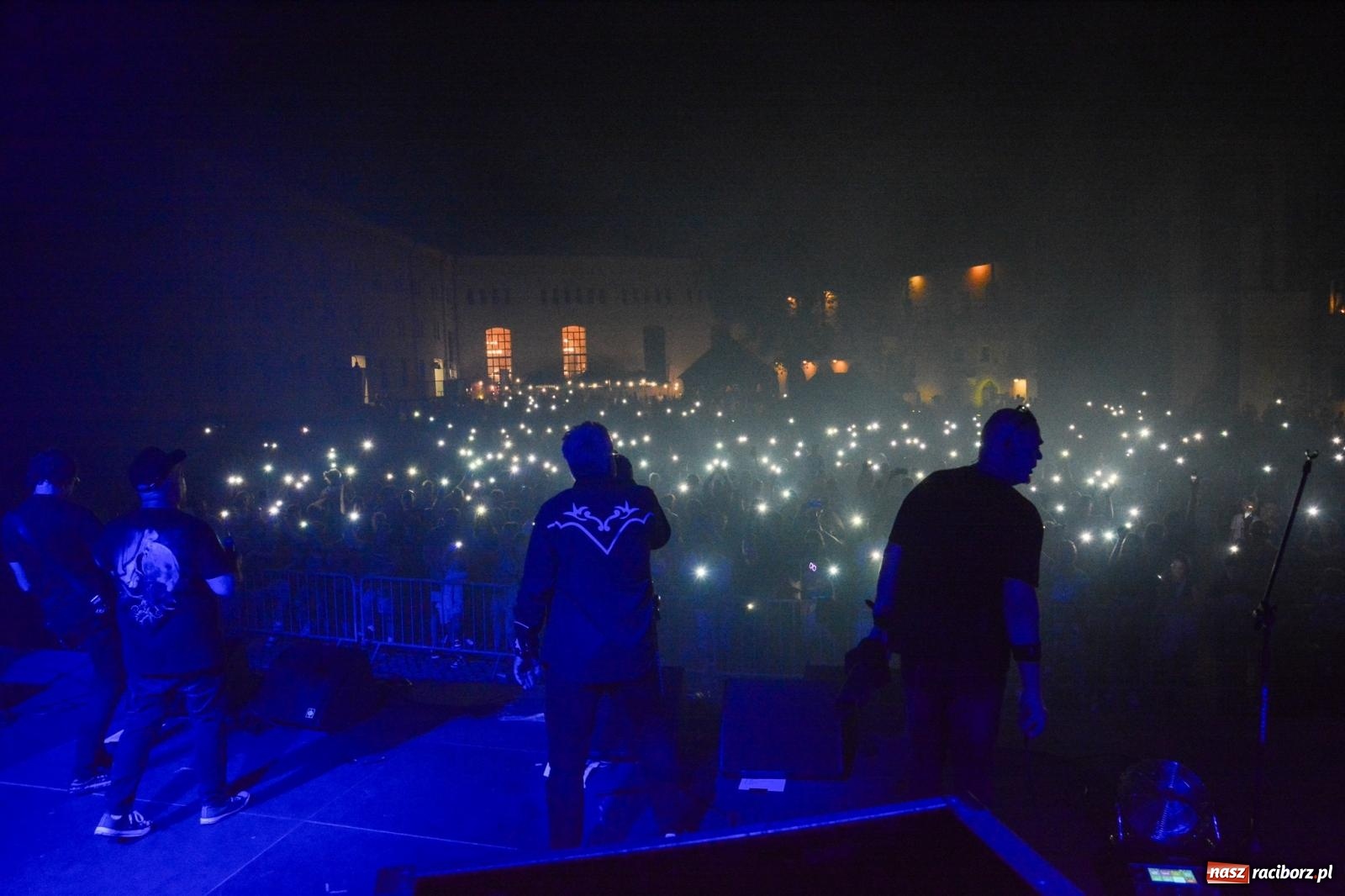 Zdjęcie w galerii na portalu naszraciborz.pl: Big Cyc porwał tłumy na raciborskim zamku: Koncert legendy rocka zakończył 32. strażacki Memoriał [FOTO i WIDEO] wiadomości z regionu