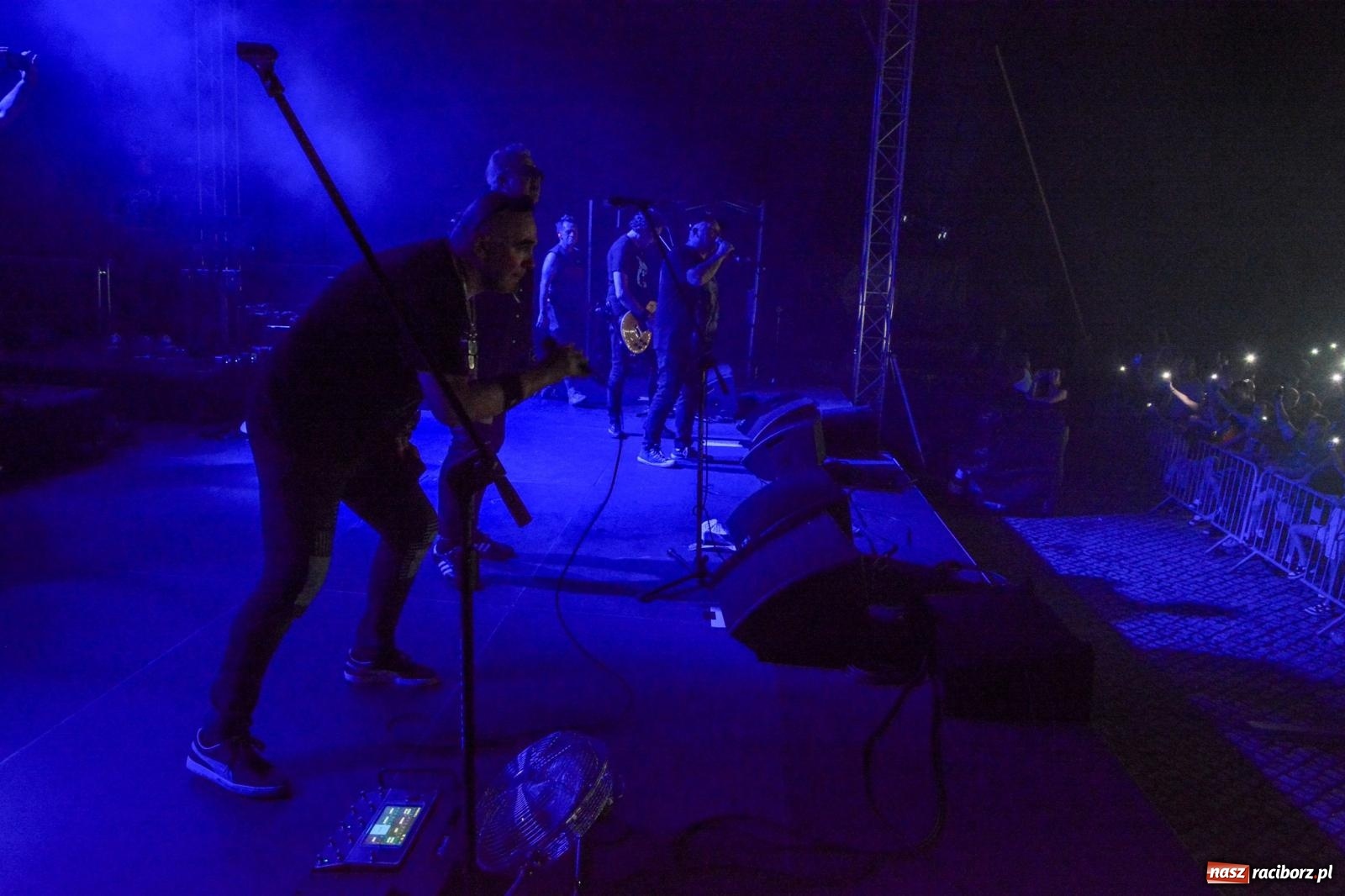 Zdjęcie w galerii na portalu naszraciborz.pl: Big Cyc porwał tłumy na raciborskim zamku: Koncert legendy rocka zakończył 32. strażacki Memoriał [FOTO i WIDEO] wiadomości z regionu