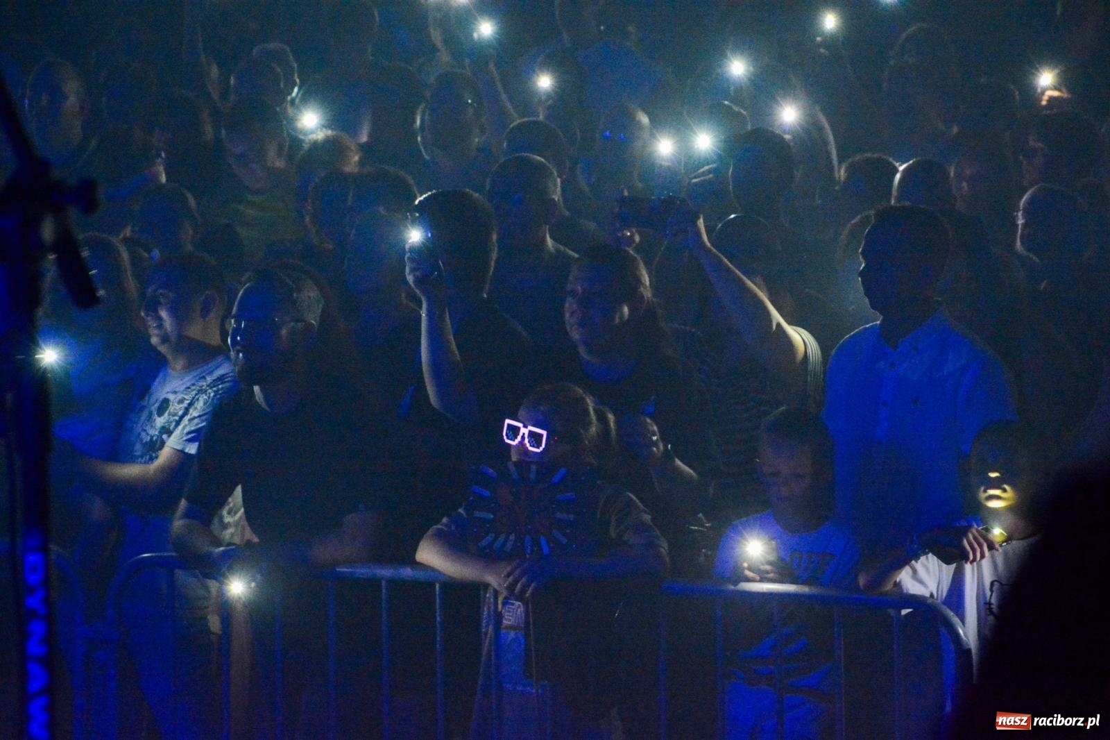 Zdjęcie w galerii na portalu naszraciborz.pl: Big Cyc porwał tłumy na raciborskim zamku: Koncert legendy rocka zakończył 32. strażacki Memoriał [FOTO i WIDEO] wiadomości z regionu