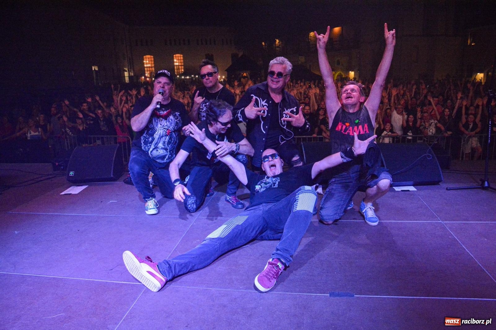 Zdjęcie w galerii na portalu naszraciborz.pl: Big Cyc porwał tłumy na raciborskim zamku: Koncert legendy rocka zakończył 32. strażacki Memoriał [FOTO i WIDEO] wiadomości z regionu