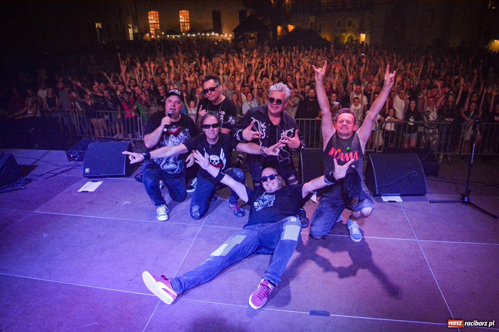 Zdjęcie w galerii na portalu naszraciborz.pl: Big Cyc porwał tłumy na raciborskim zamku: Koncert legendy rocka zakończył 32. strażacki Memoriał [FOTO i WIDEO] wiadomości z regionu