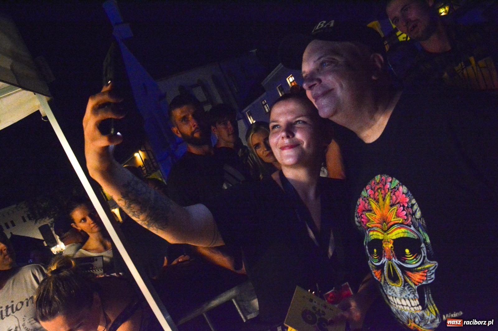 Zdjęcie w galerii na portalu naszraciborz.pl: Big Cyc porwał tłumy na raciborskim zamku: Koncert legendy rocka zakończył 32. strażacki Memoriał [FOTO i WIDEO] wiadomości z regionu