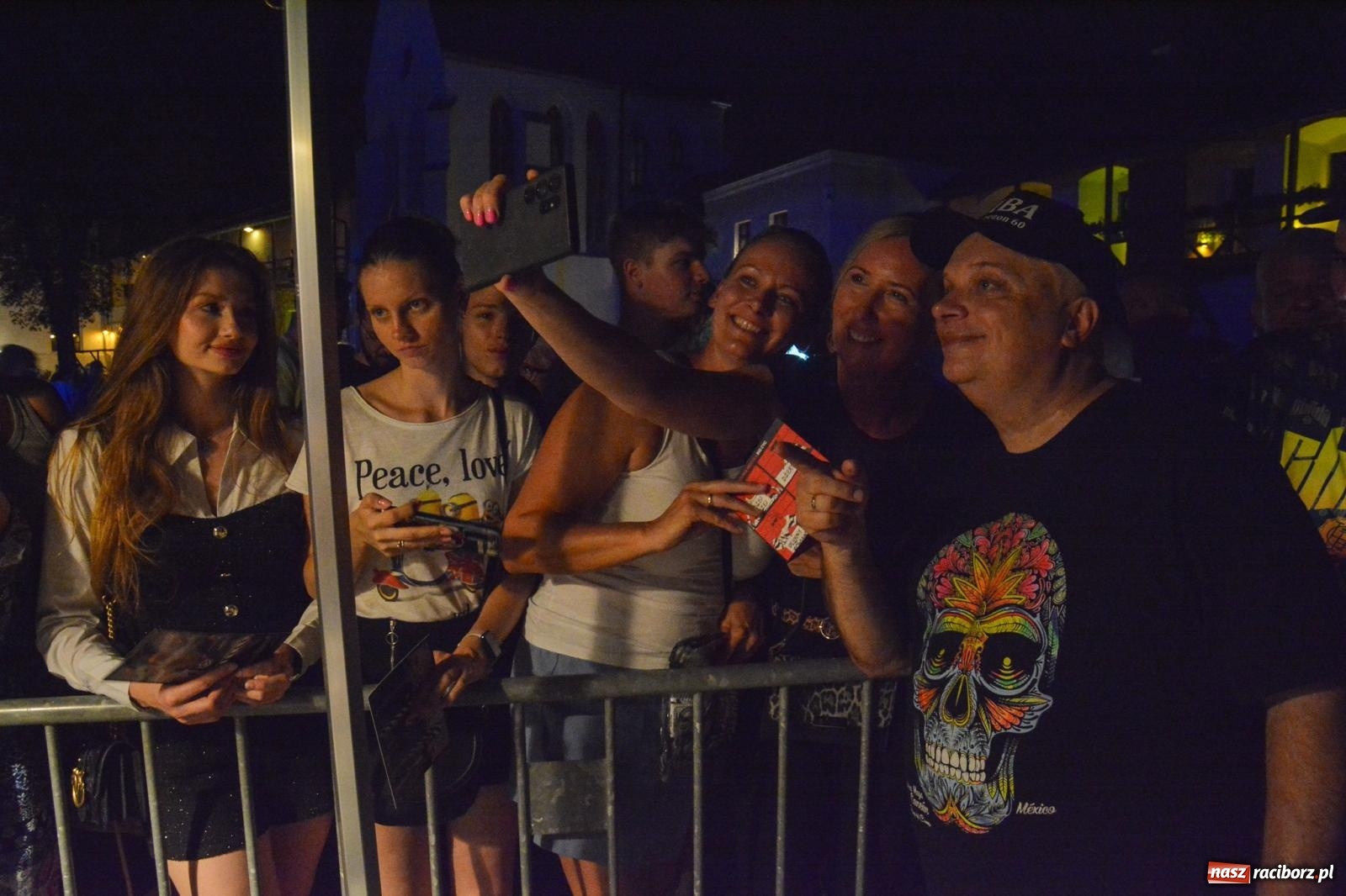 Zdjęcie w galerii na portalu naszraciborz.pl: Big Cyc porwał tłumy na raciborskim zamku: Koncert legendy rocka zakończył 32. strażacki Memoriał [FOTO i WIDEO] wiadomości z regionu