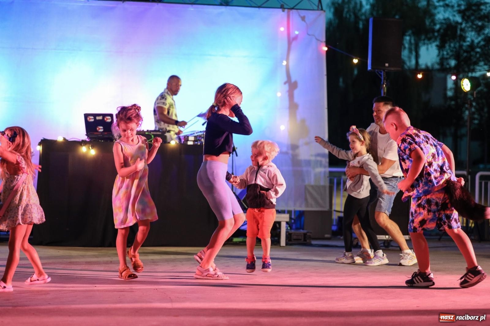 Zdjęcie w galerii na portalu naszraciborz.pl: Osmar Pegudo roztańczył Racibórz na bulwarach [RELACJA NA BIS FOTO i WIDEO] wiadomości z regionu