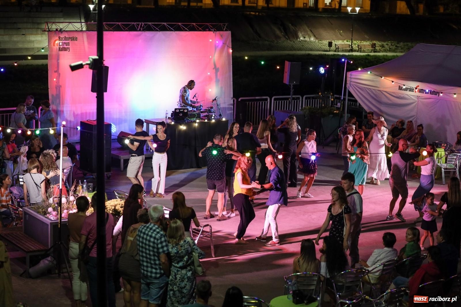 Zdjęcie w galerii na portalu naszraciborz.pl: Osmar Pegudo roztańczył Racibórz na bulwarach [RELACJA NA BIS FOTO i WIDEO] wiadomości z regionu