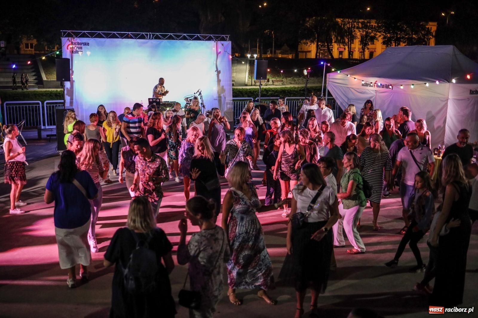 Zdjęcie w galerii na portalu naszraciborz.pl: Osmar Pegudo roztańczył Racibórz na bulwarach [RELACJA NA BIS FOTO i WIDEO] wiadomości z regionu