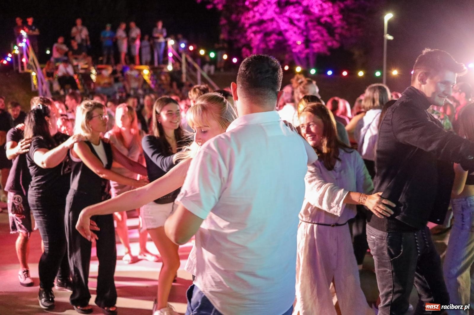 Zdjęcie w galerii na portalu naszraciborz.pl: Osmar Pegudo roztańczył Racibórz na bulwarach [RELACJA NA BIS FOTO i WIDEO] wiadomości z regionu