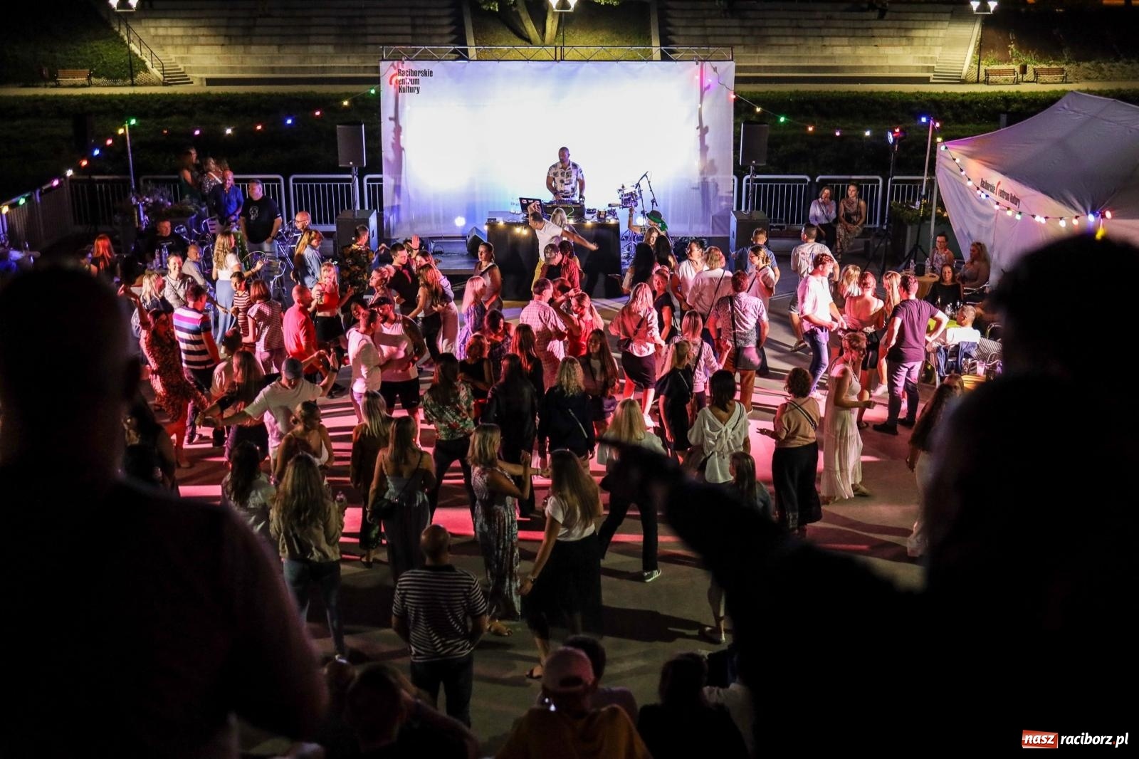 Zdjęcie w galerii na portalu naszraciborz.pl: Osmar Pegudo roztańczył Racibórz na bulwarach [RELACJA NA BIS FOTO i WIDEO] wiadomości z regionu