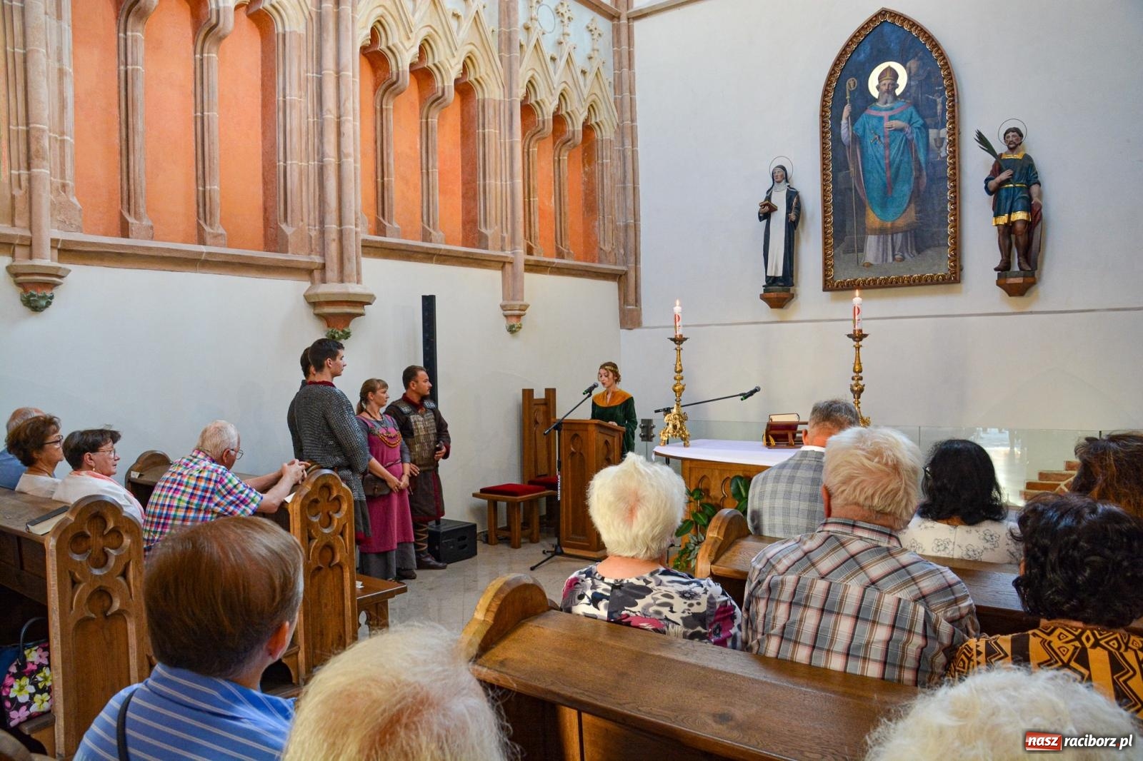 Zdjęcie w galerii na portalu naszraciborz.pl: Ponad sto osób na pierwszej od lat Mszy św. w zamkowej kaplicy [FOTO i WIDEO] wiadomości z regionu