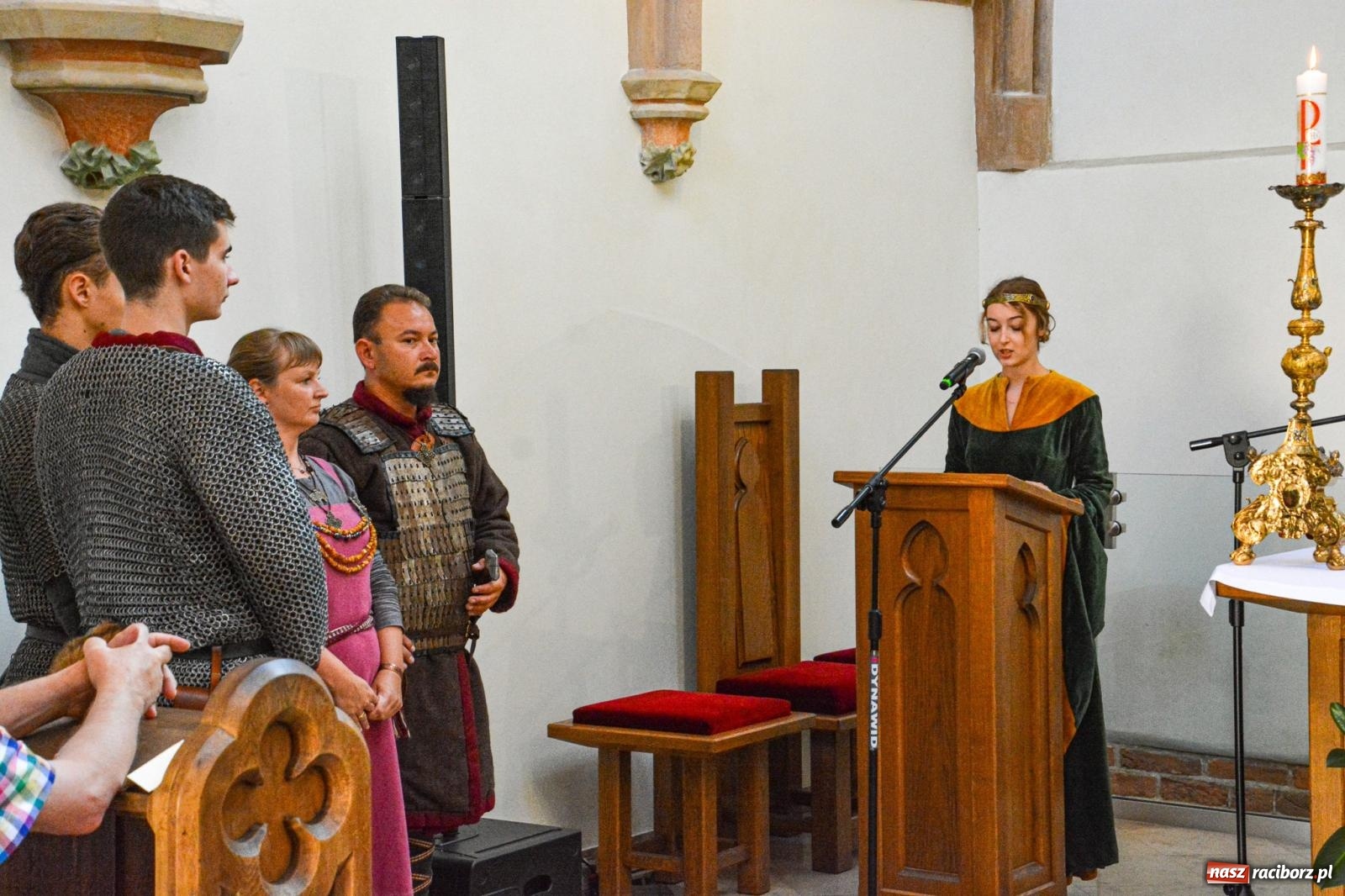 Zdjęcie w galerii na portalu naszraciborz.pl: Ponad sto osób na pierwszej od lat Mszy św. w zamkowej kaplicy [FOTO i WIDEO] wiadomości z regionu
