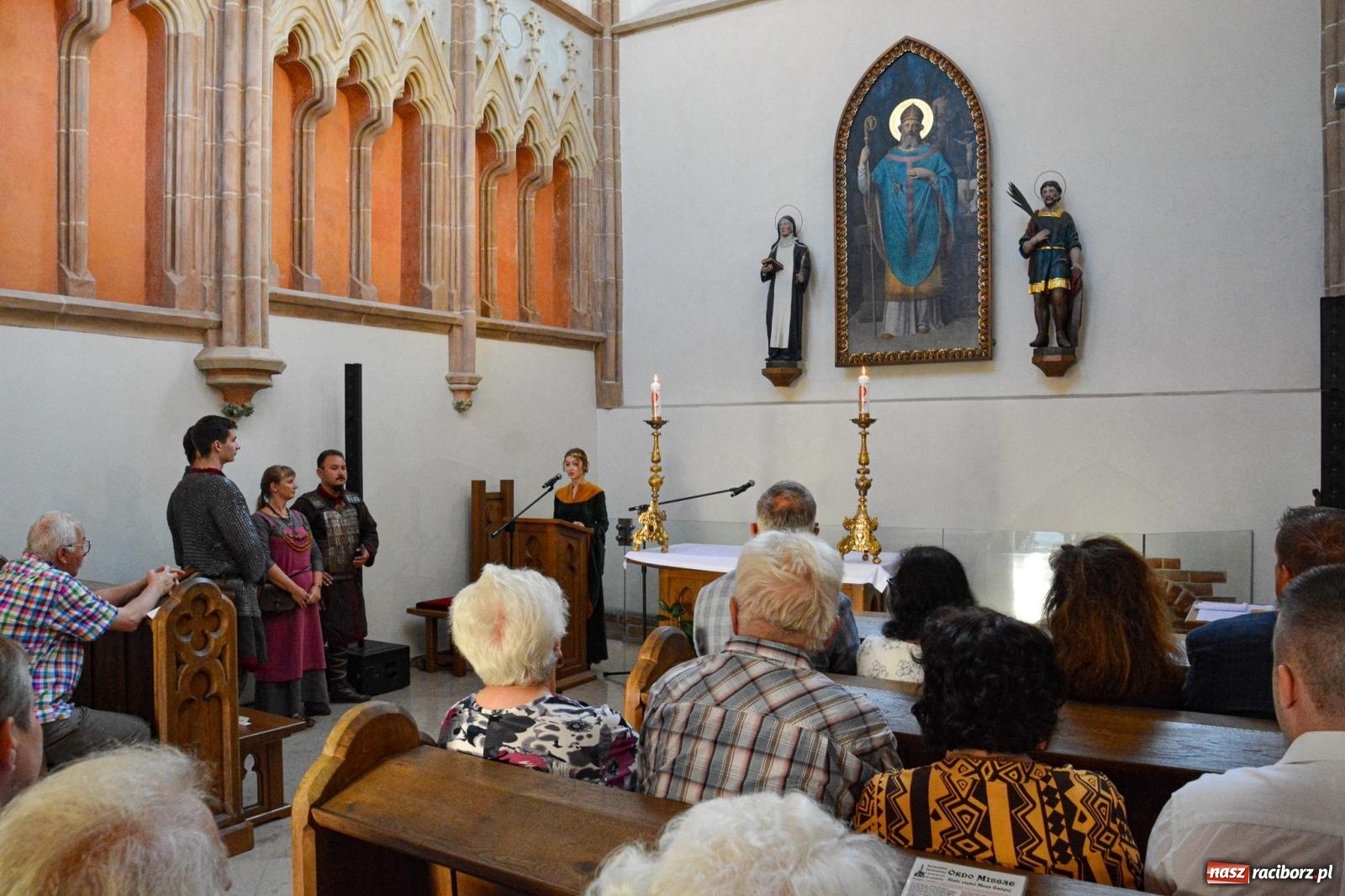 Zdjęcie w galerii na portalu naszraciborz.pl: Ponad sto osób na pierwszej od lat Mszy św. w zamkowej kaplicy [FOTO i WIDEO] wiadomości z regionu
