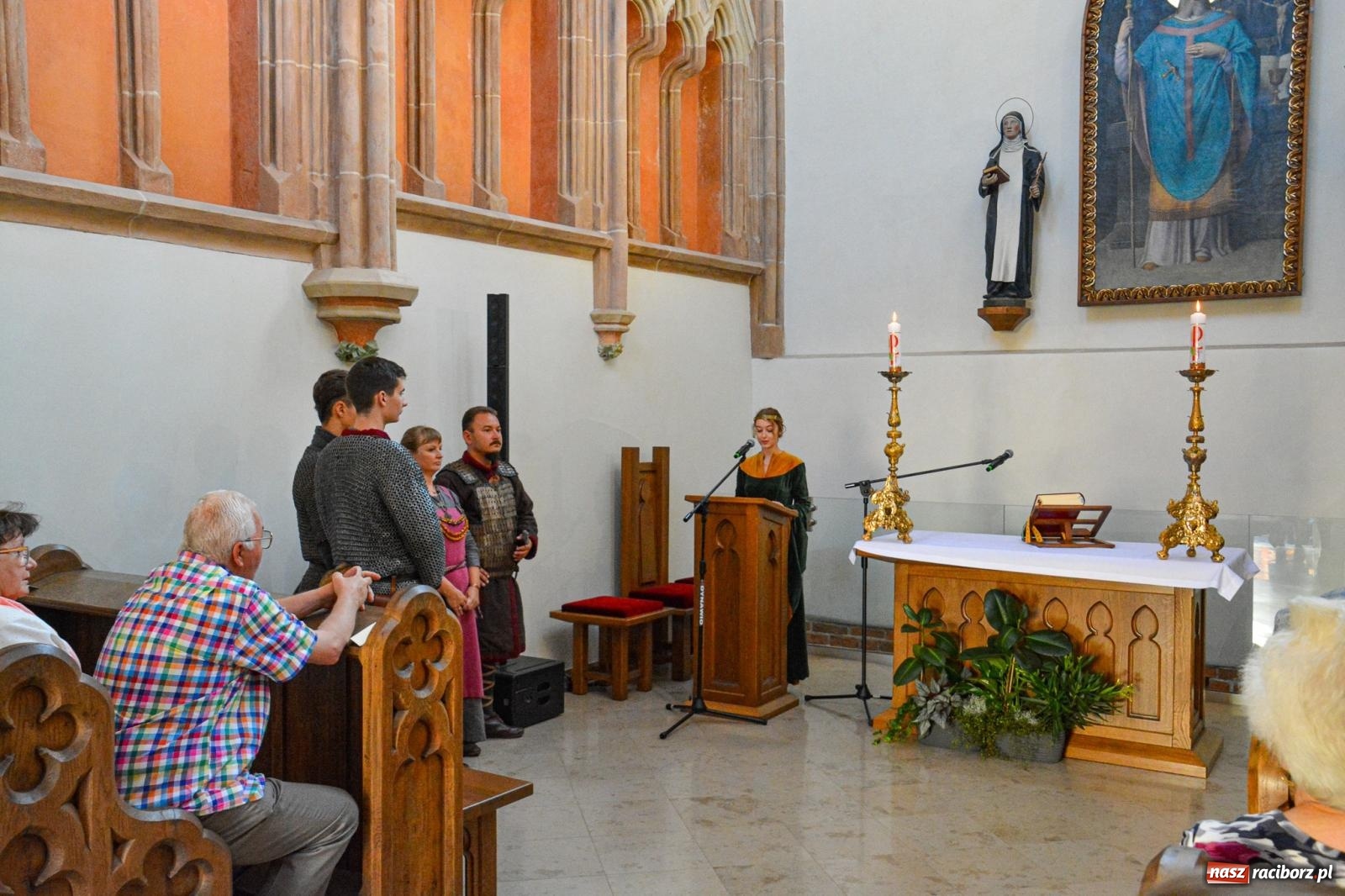 Zdjęcie w galerii na portalu naszraciborz.pl: Ponad sto osób na pierwszej od lat Mszy św. w zamkowej kaplicy [FOTO i WIDEO] wiadomości z regionu