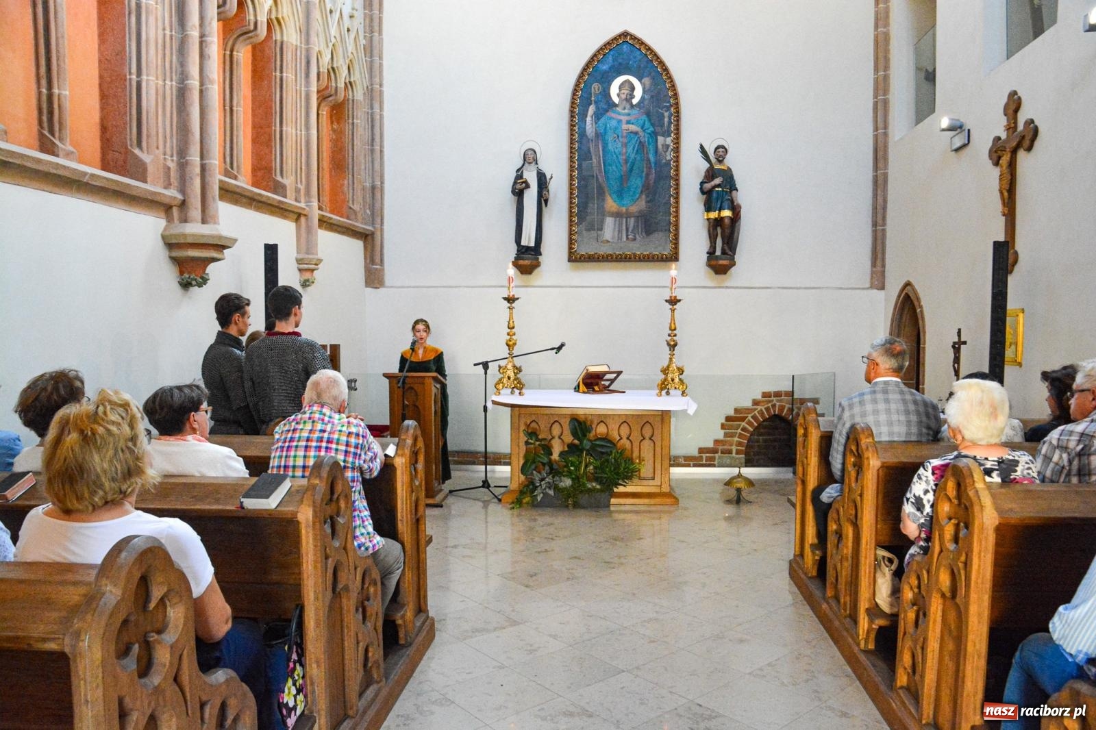 Zdjęcie w galerii na portalu naszraciborz.pl: Ponad sto osób na pierwszej od lat Mszy św. w zamkowej kaplicy [FOTO i WIDEO] wiadomości z regionu